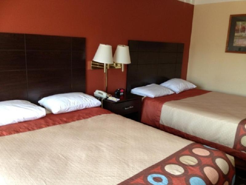 Queen Room with Two Queen Beds - Non-Smoking - Photo 1