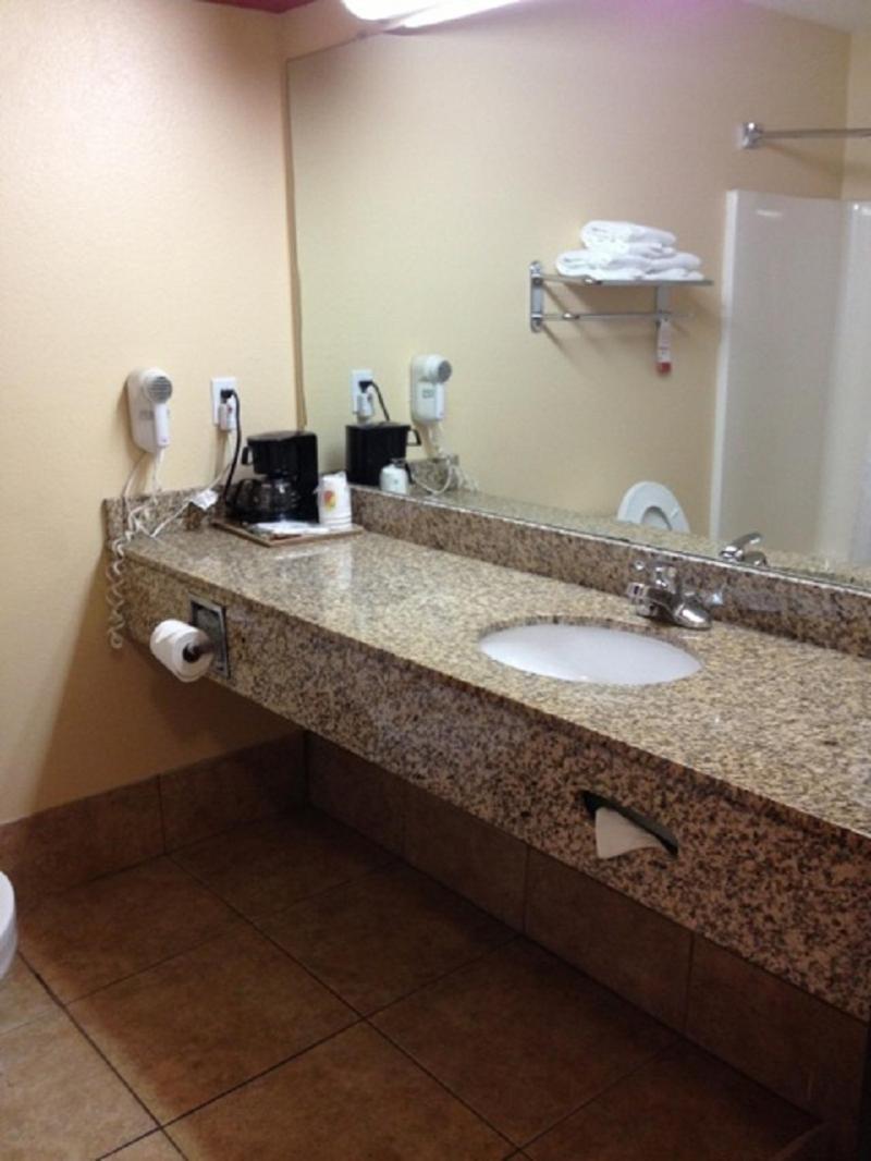 1 King, Mobility/Hearing Access Rm/Studio Suite, Bathtub w/ Grab, Non-Smoking - Photo 3