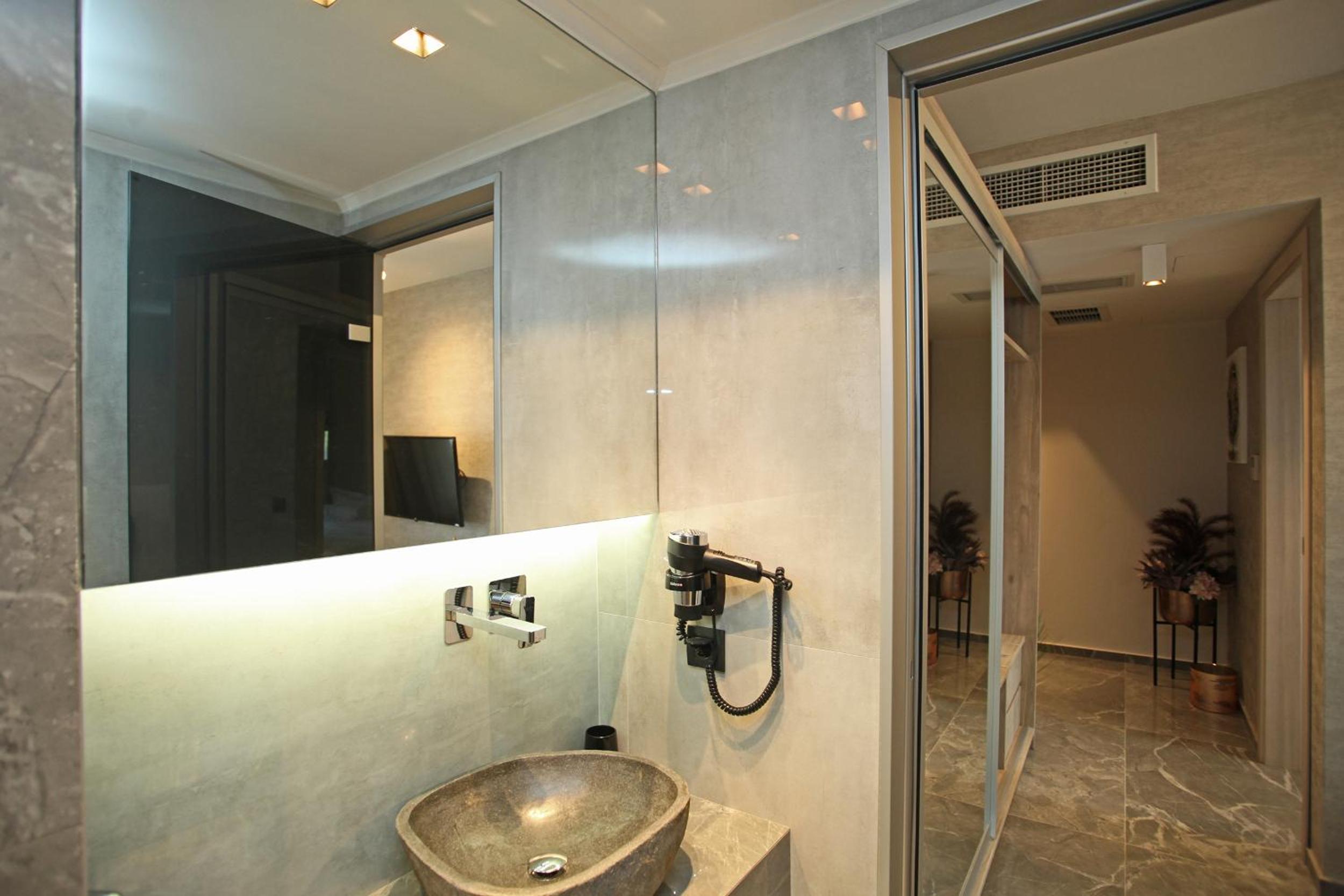 Luxury Quadruple Room - Photo 9