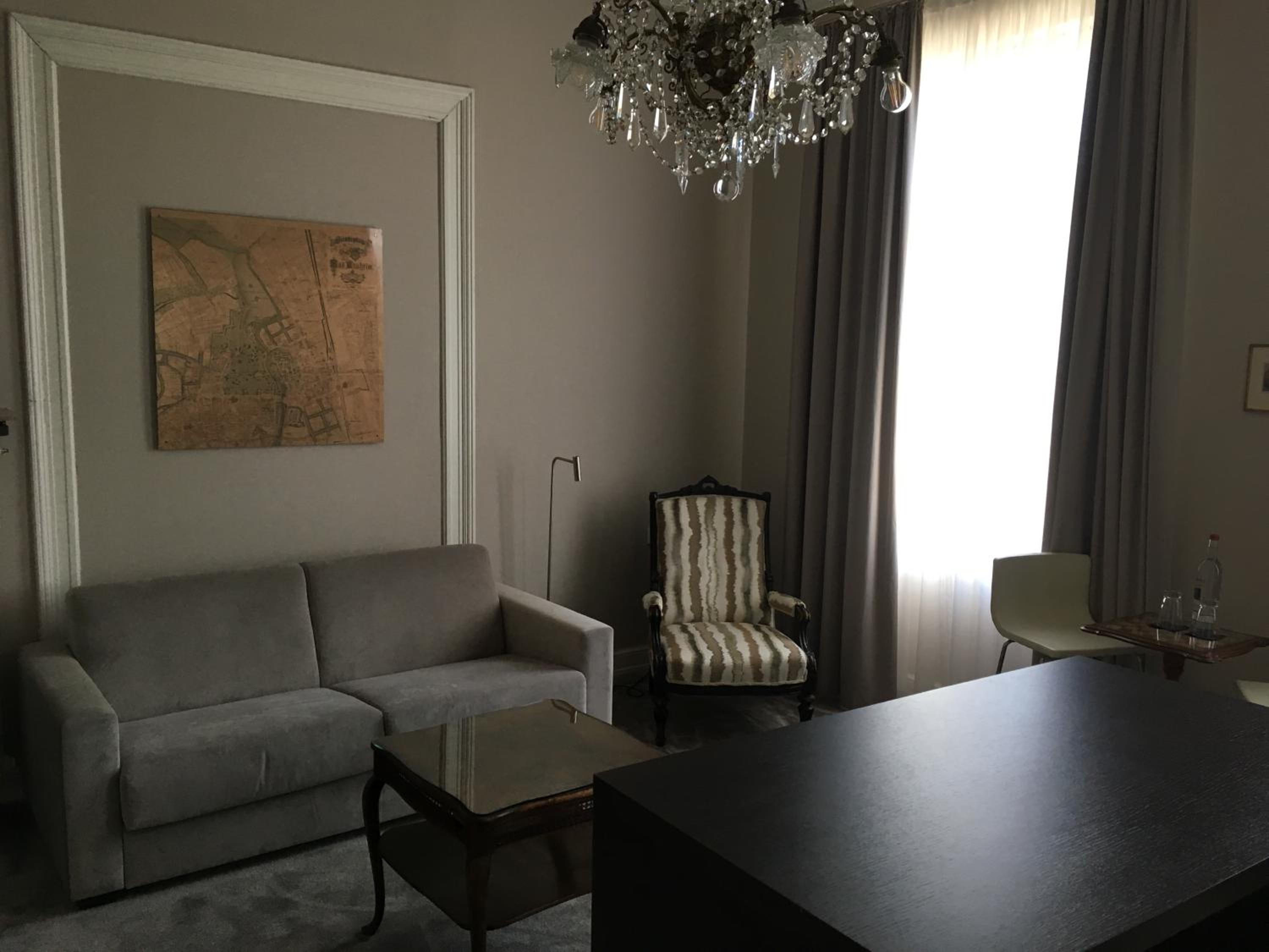 Suite - Photo 1