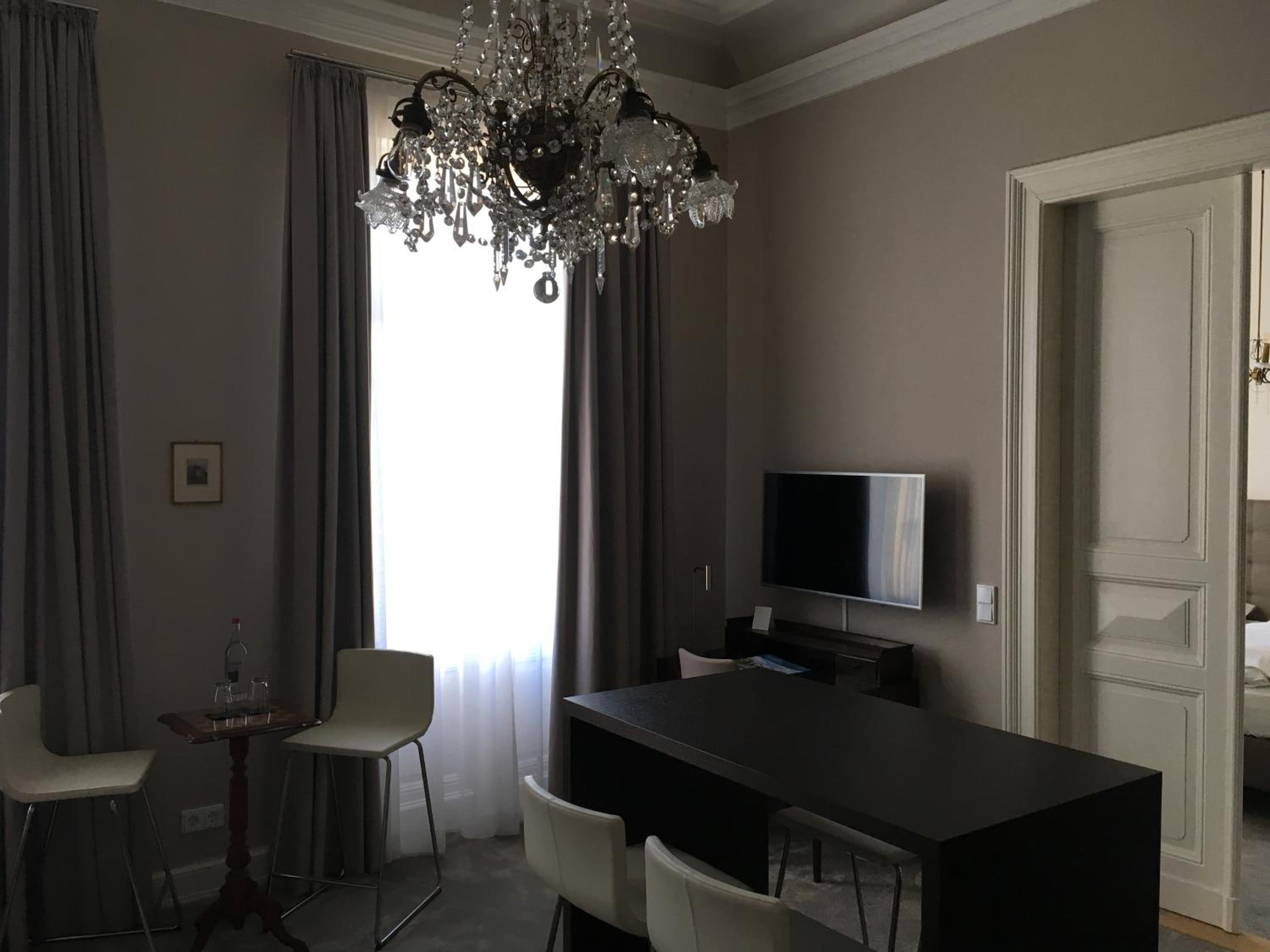 Suite - Photo 5