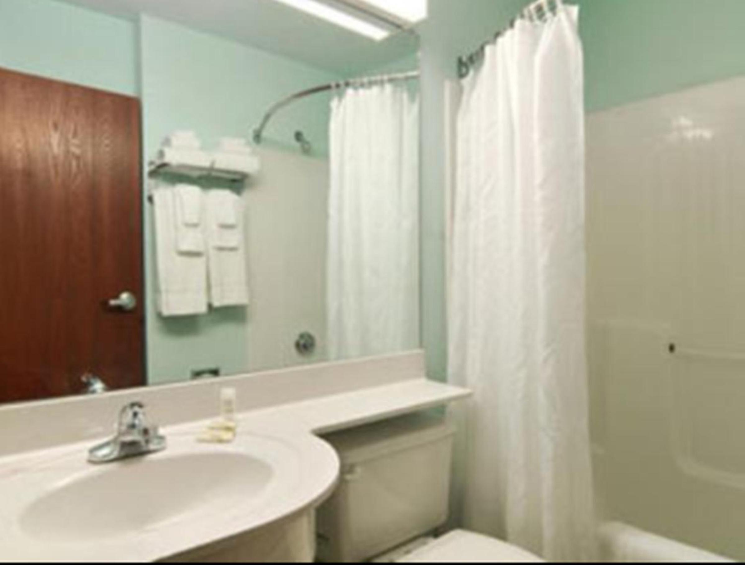 Queen Suite - Non-Smoking - Photo 5