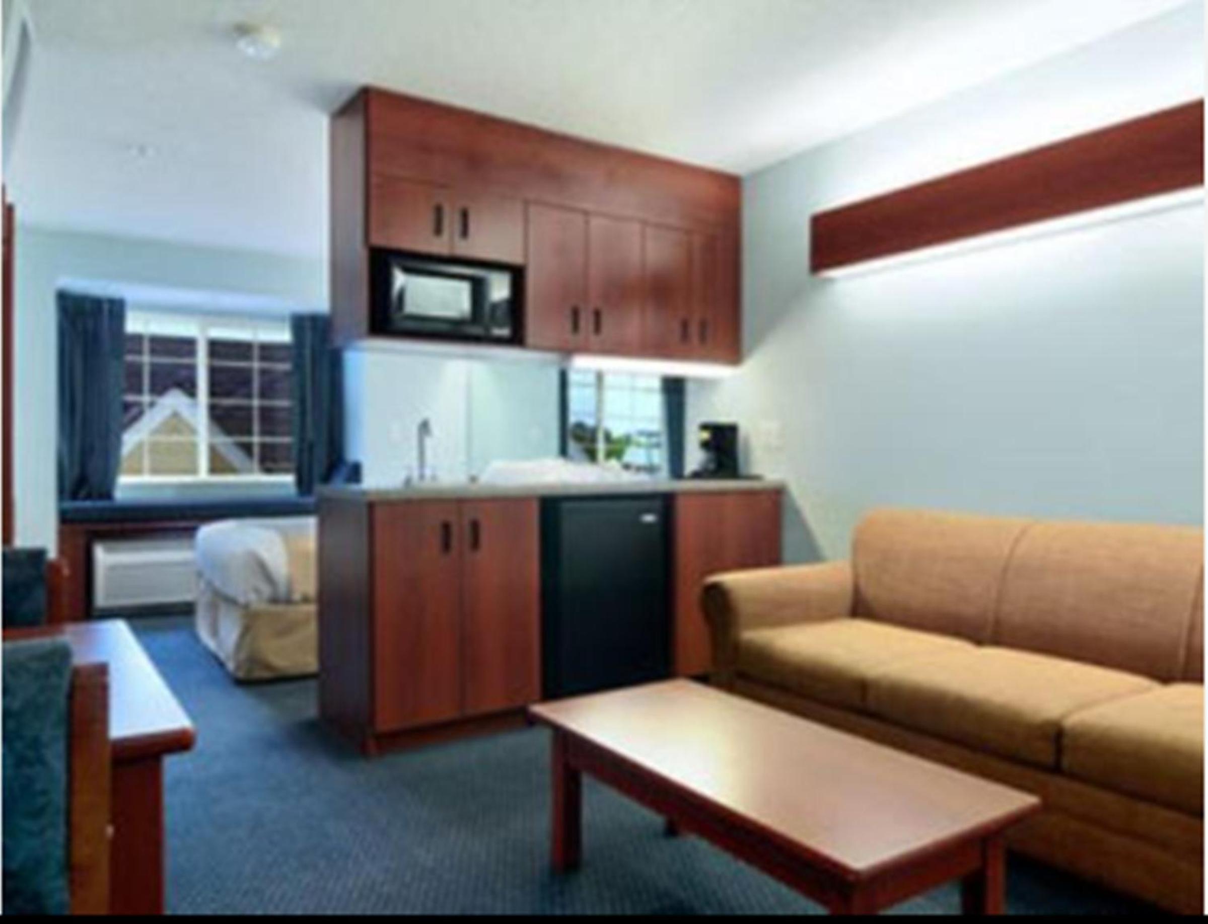 Queen Suite - Non-Smoking - Photo 2