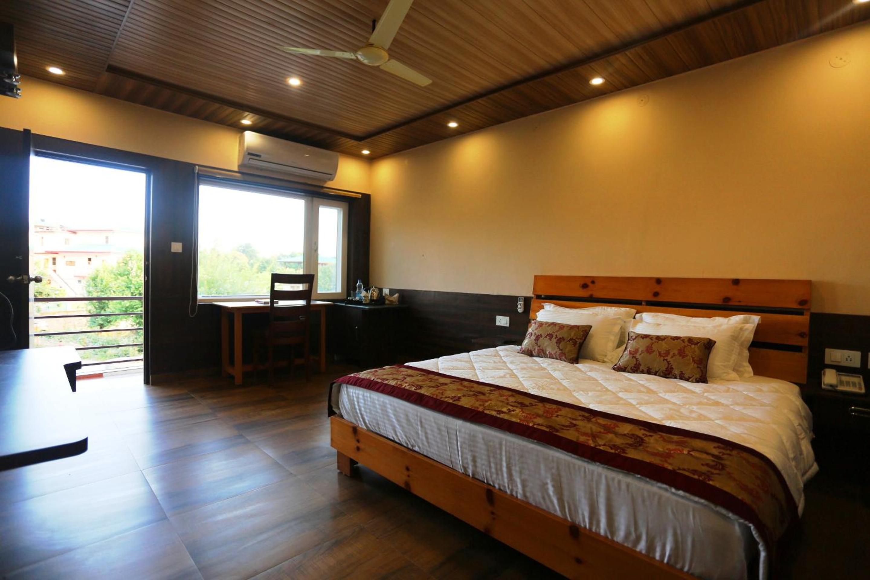 Deluxe Double Room with Balcony - Photo 7