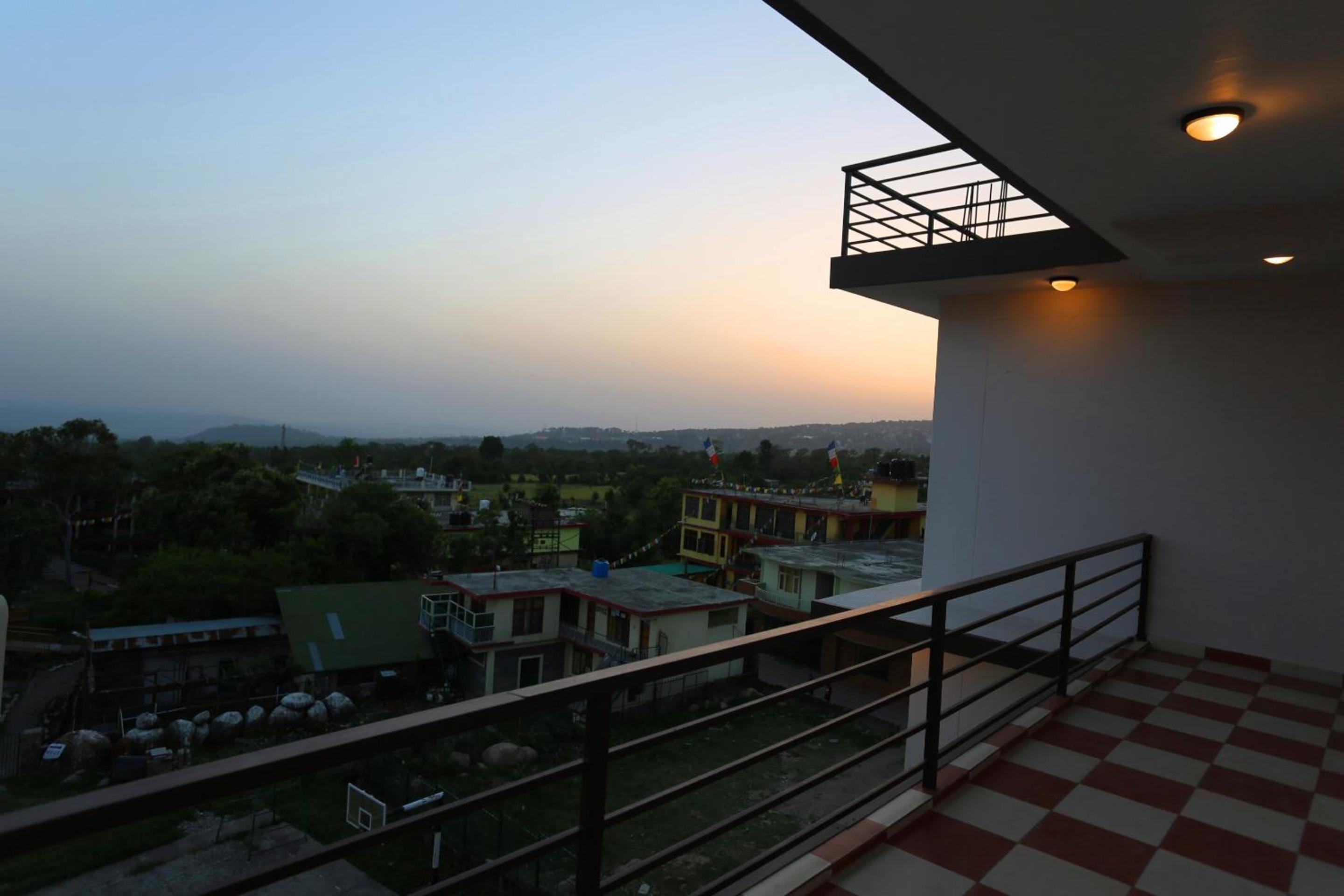Deluxe Double Room with Balcony - Photo 8