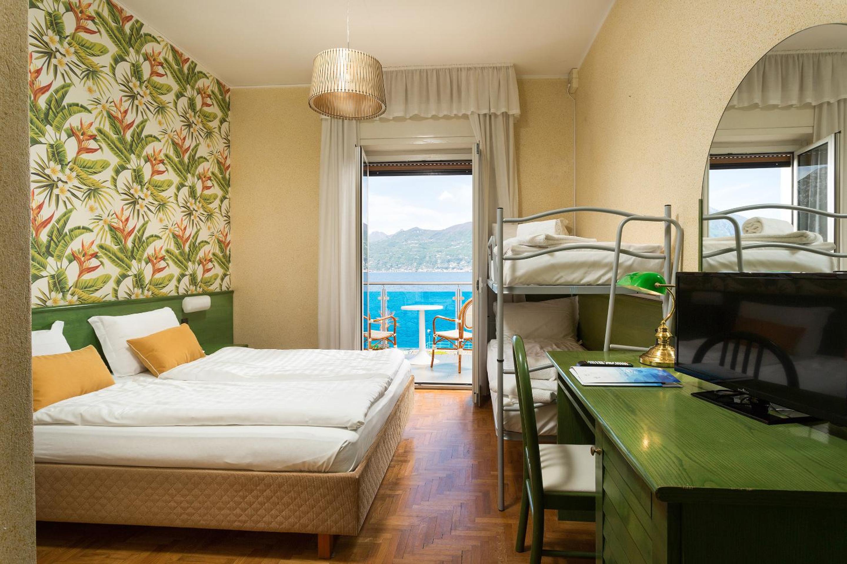 Quadruple Room with Balcony - Photo 3