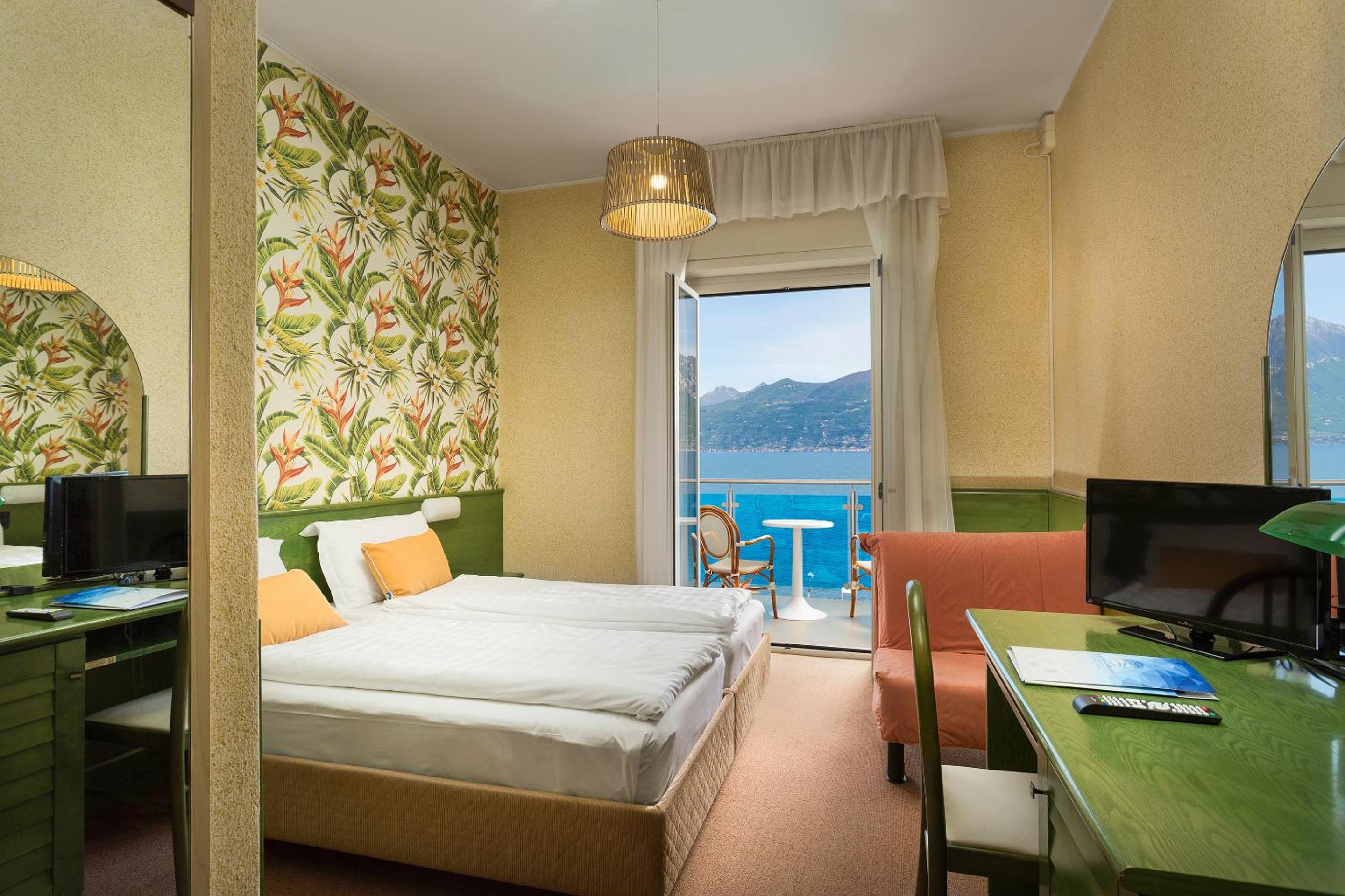 Quadruple Room with Balcony - Photo 2