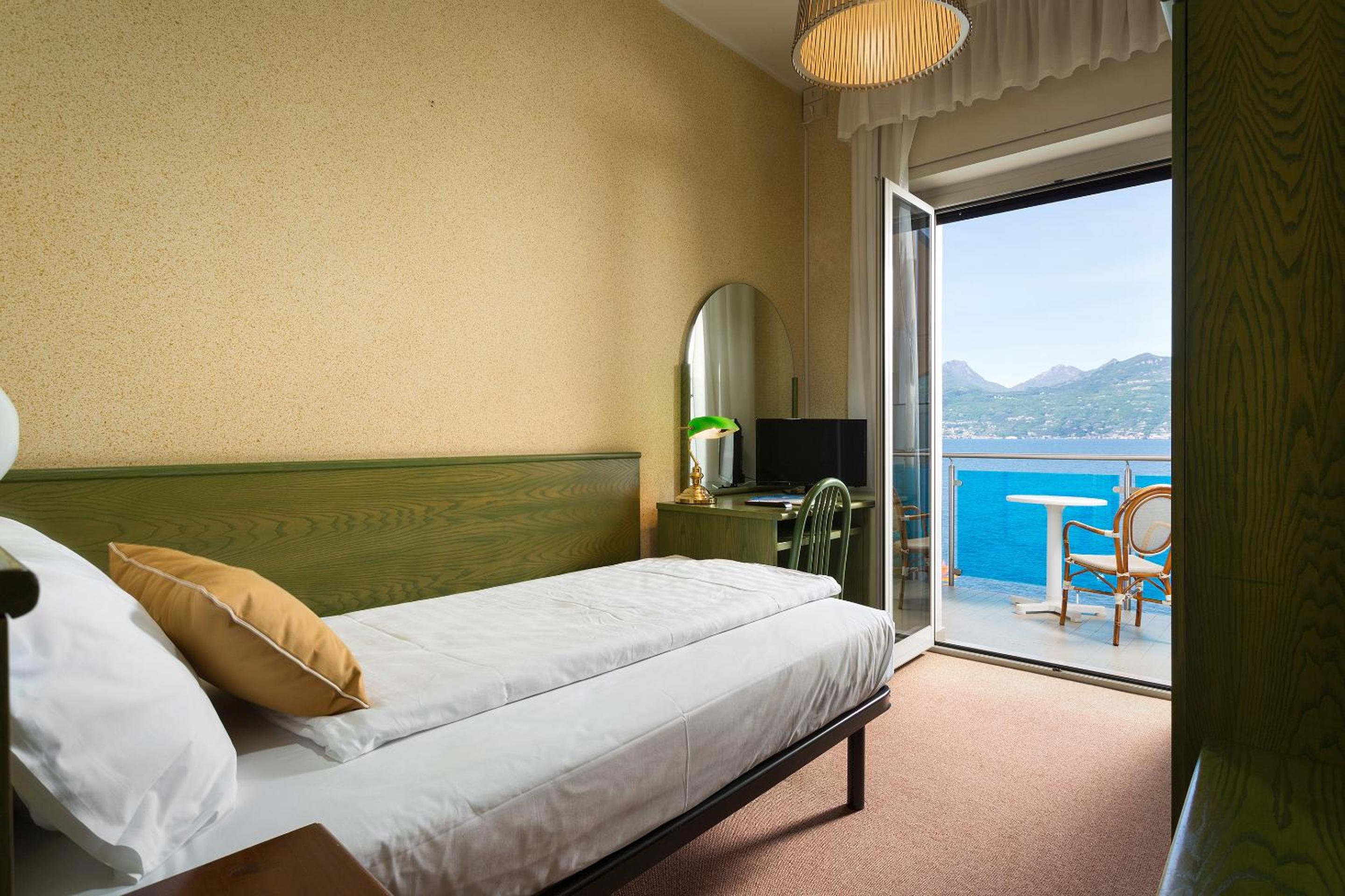 Single Room with Balcony and Lake View photo 1