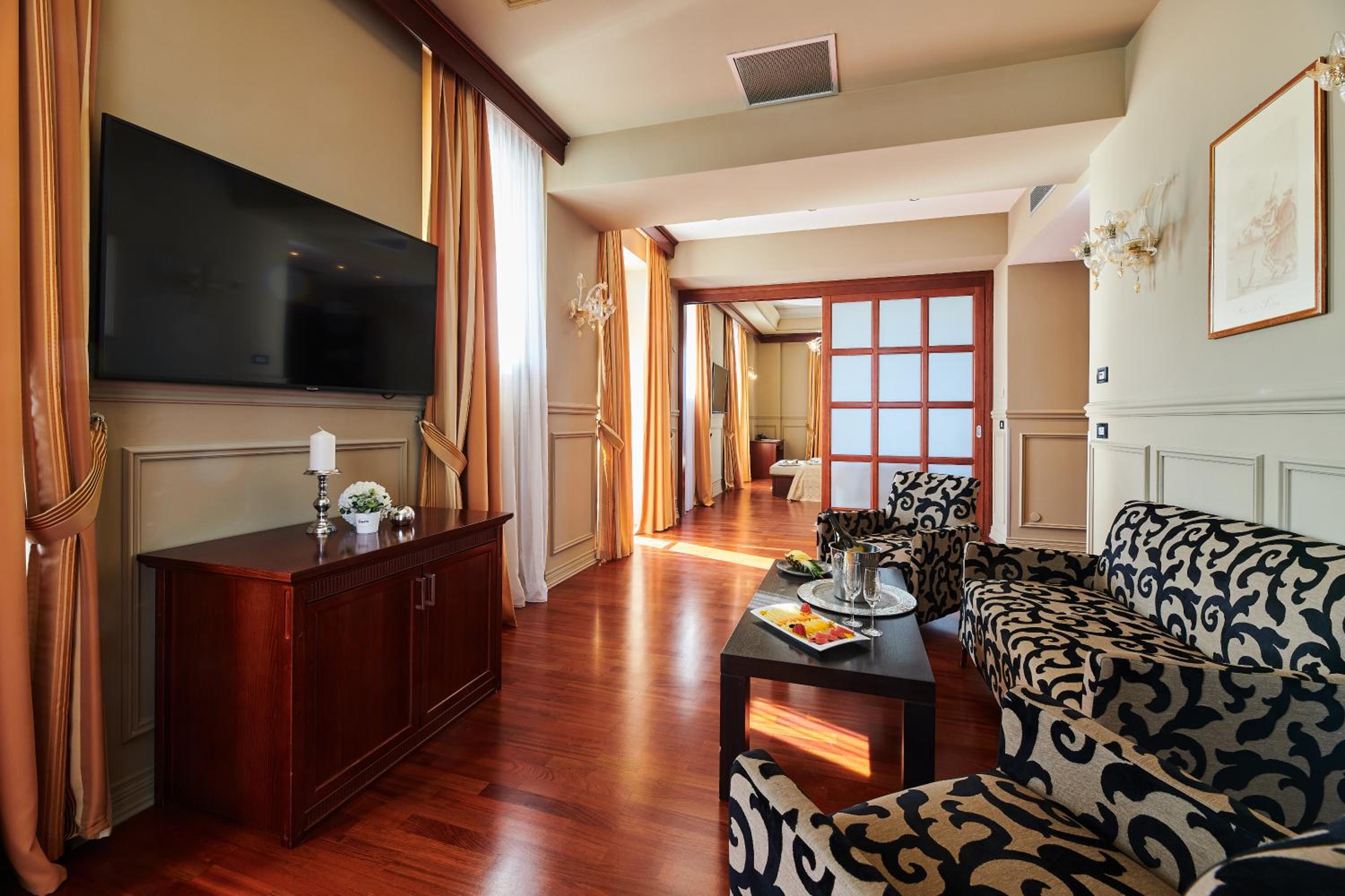 Suite - Photo 11