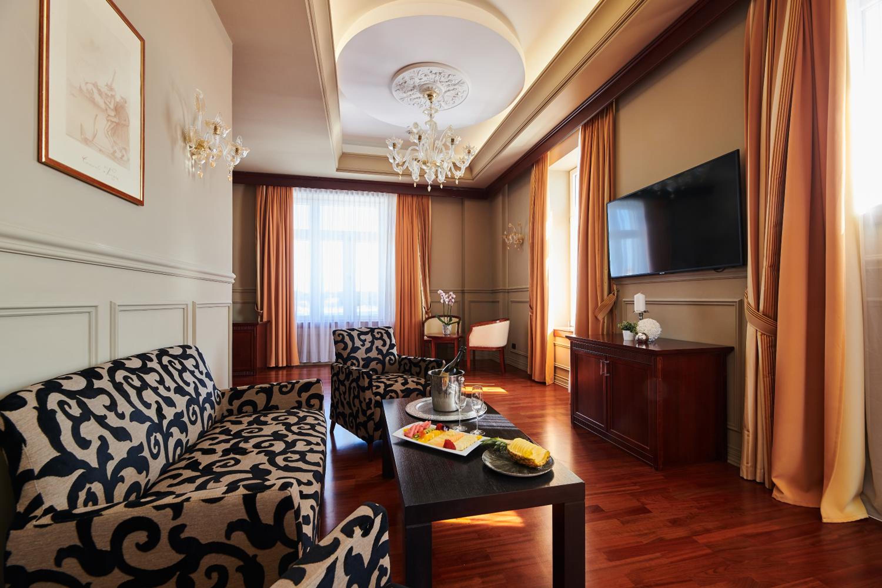 Suite - Photo 1