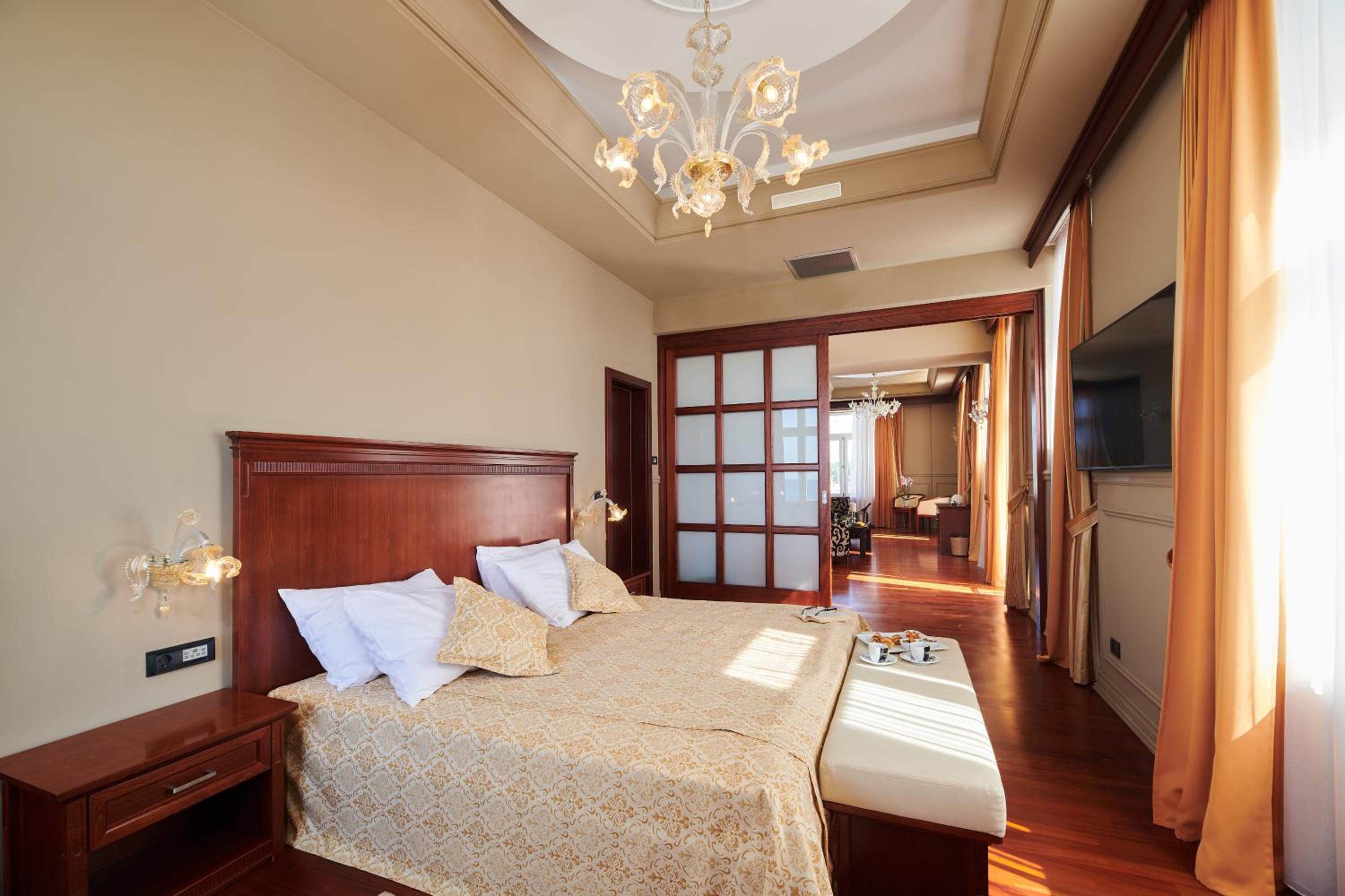 Suite - Photo 12