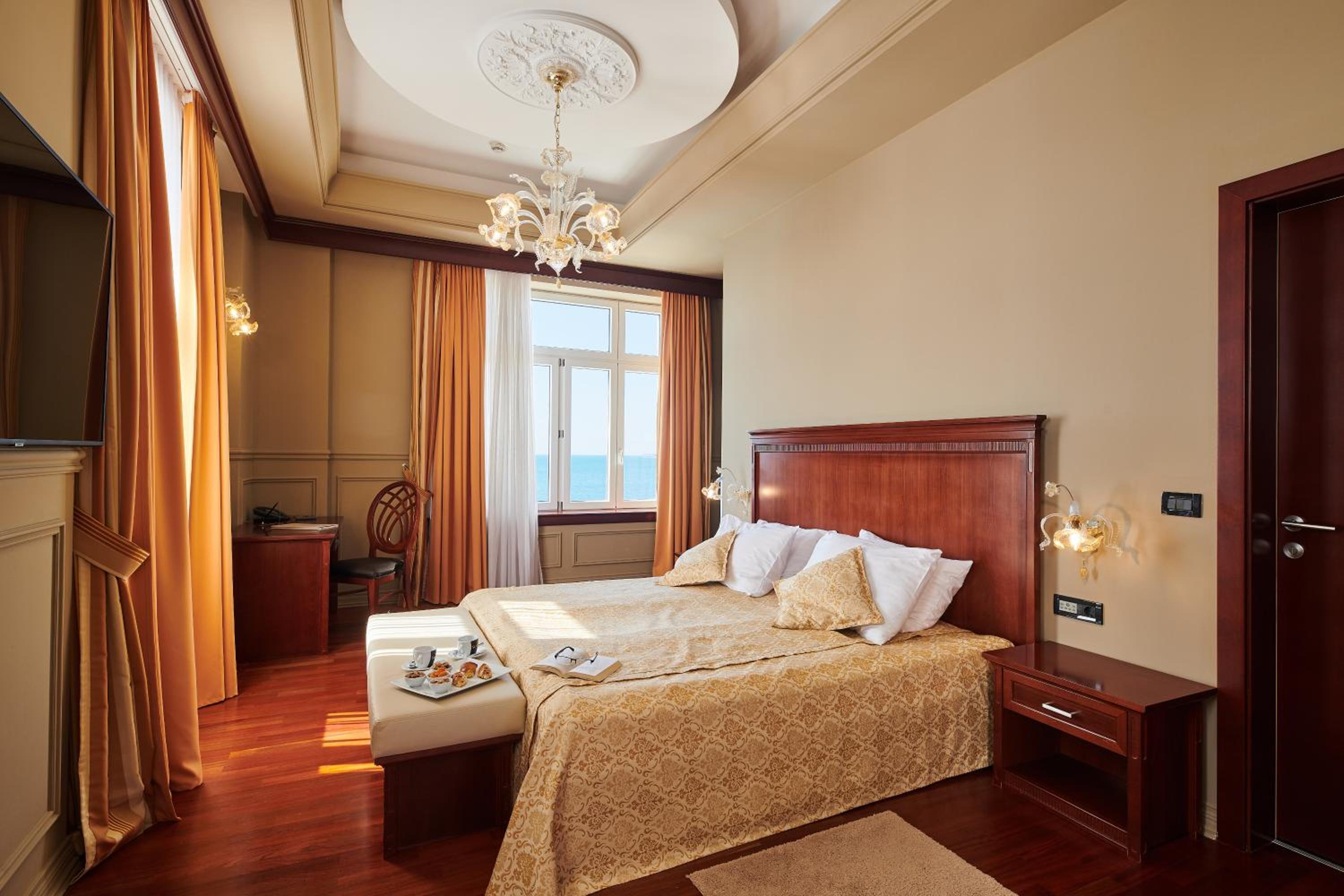 Suite - Photo 13