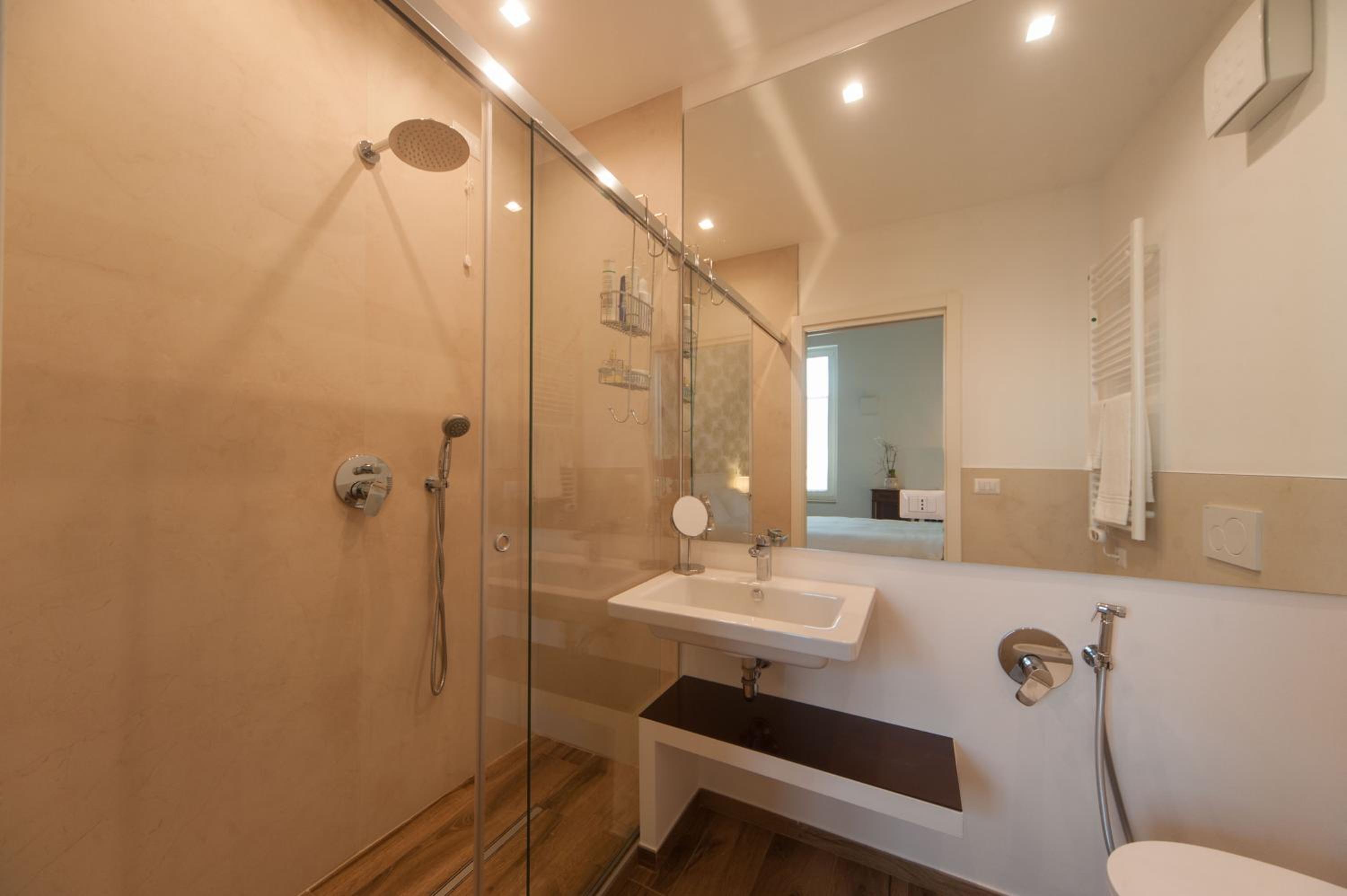 Double Room with Private Bathroom - Photo 2