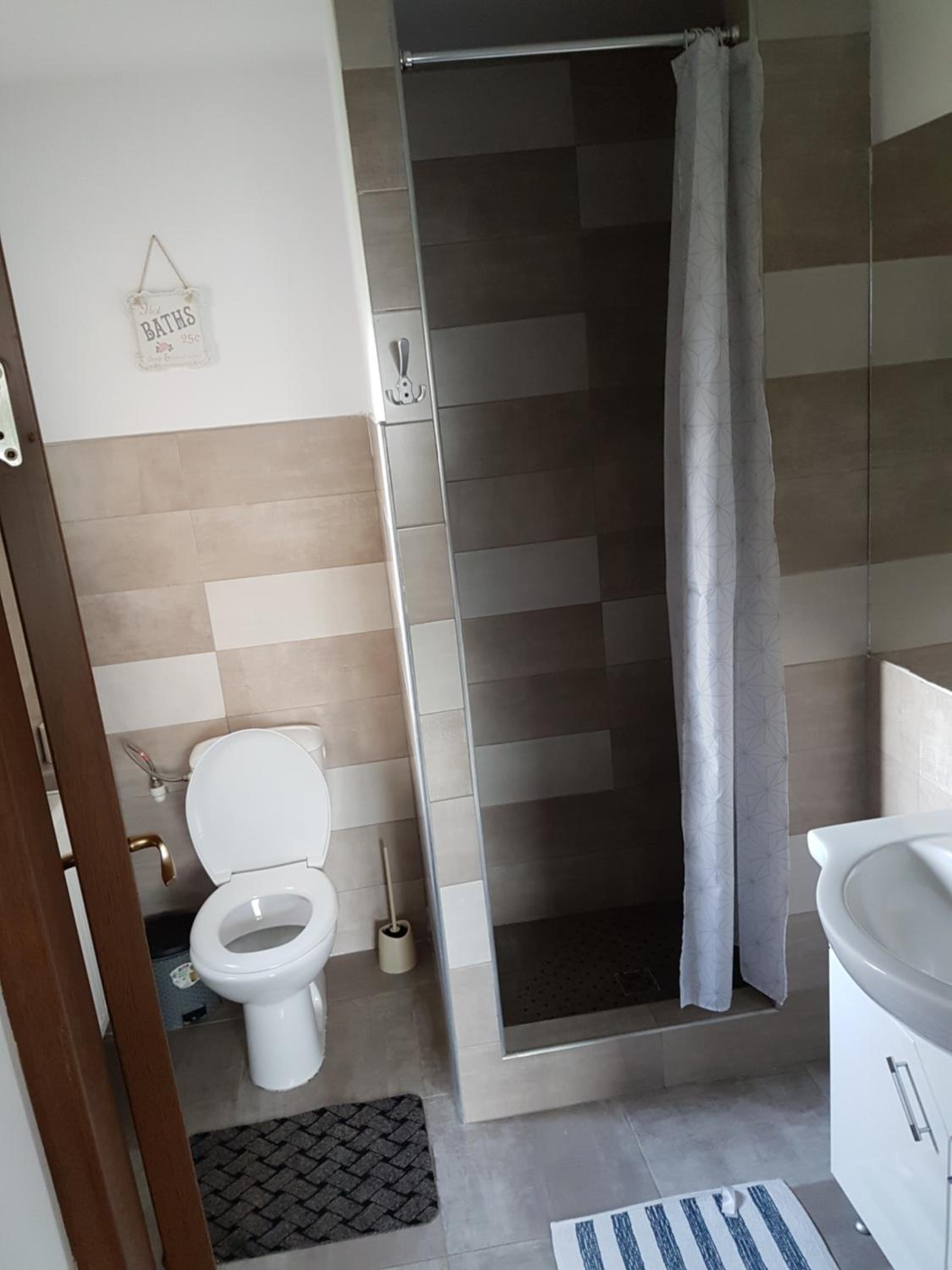 Quadruple Room with Private Bathroom - Photo 2