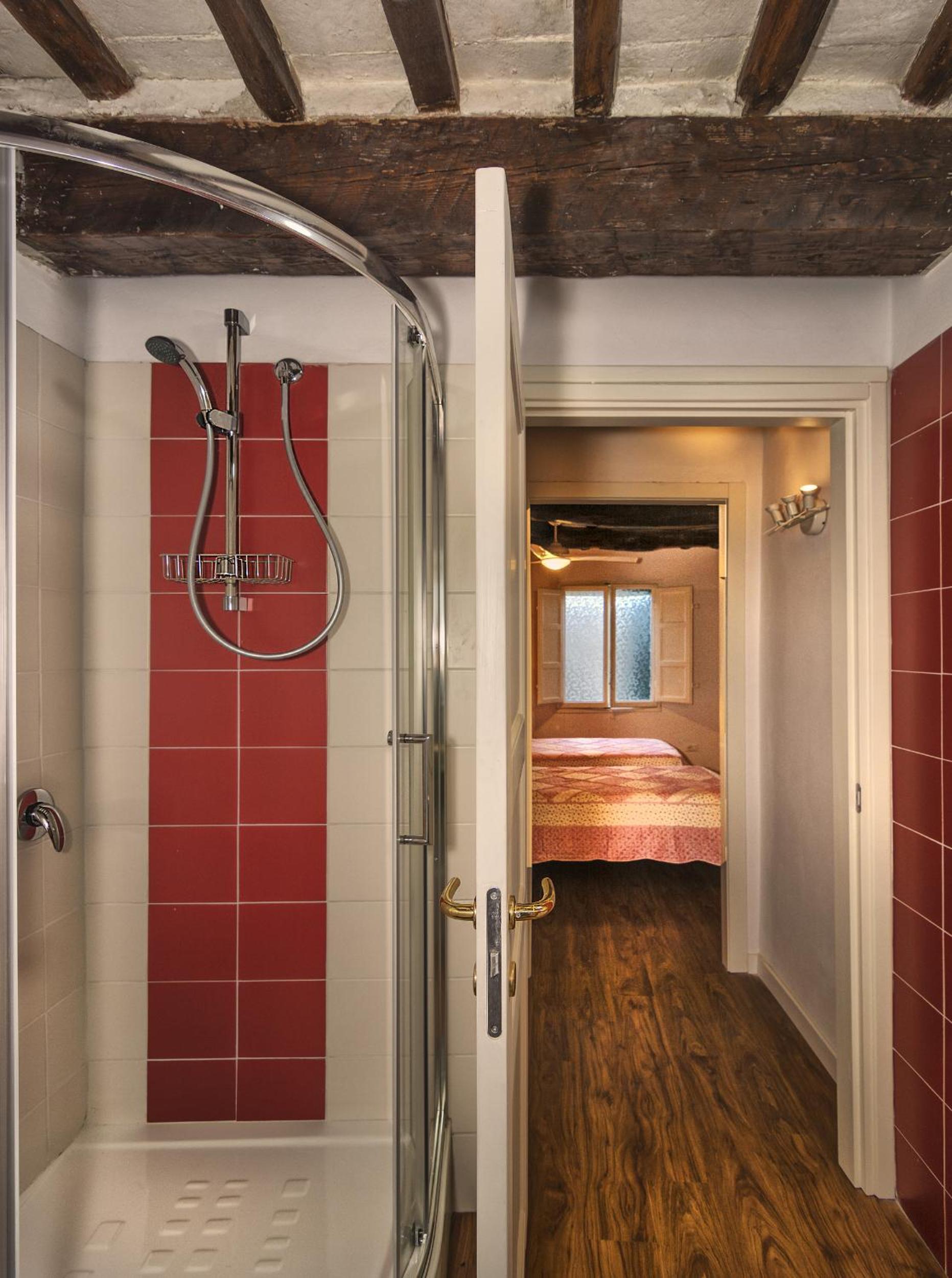 Double or Twin Room with Bathroom - Photo 4