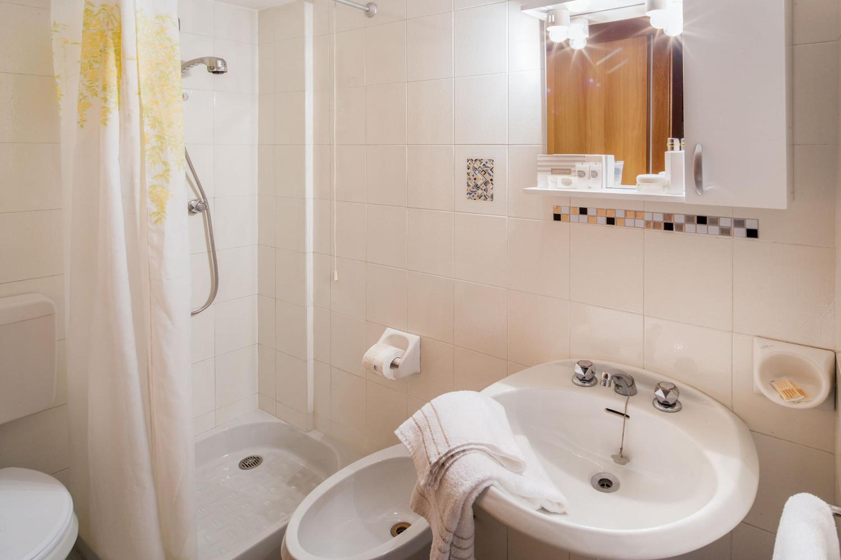 Standard Triple Room - Photo 6