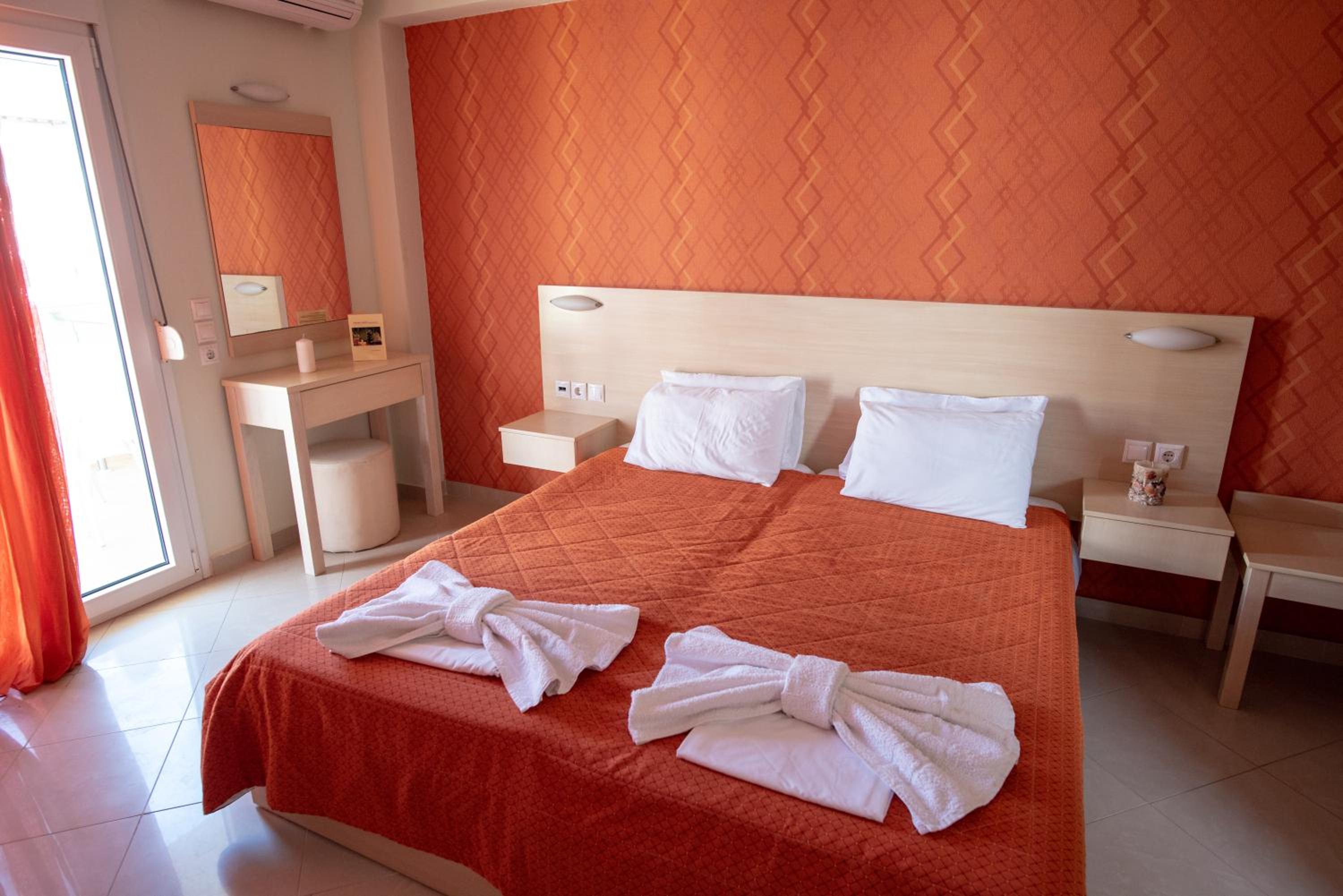 Double Room with Balcony and Sea View - Photo 1