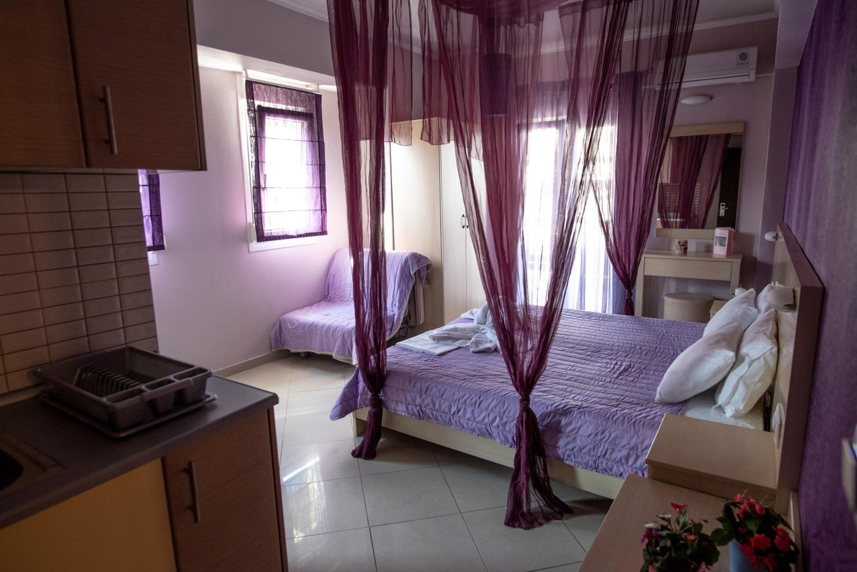 Double Room with Balcony and Sea View - Photo 2