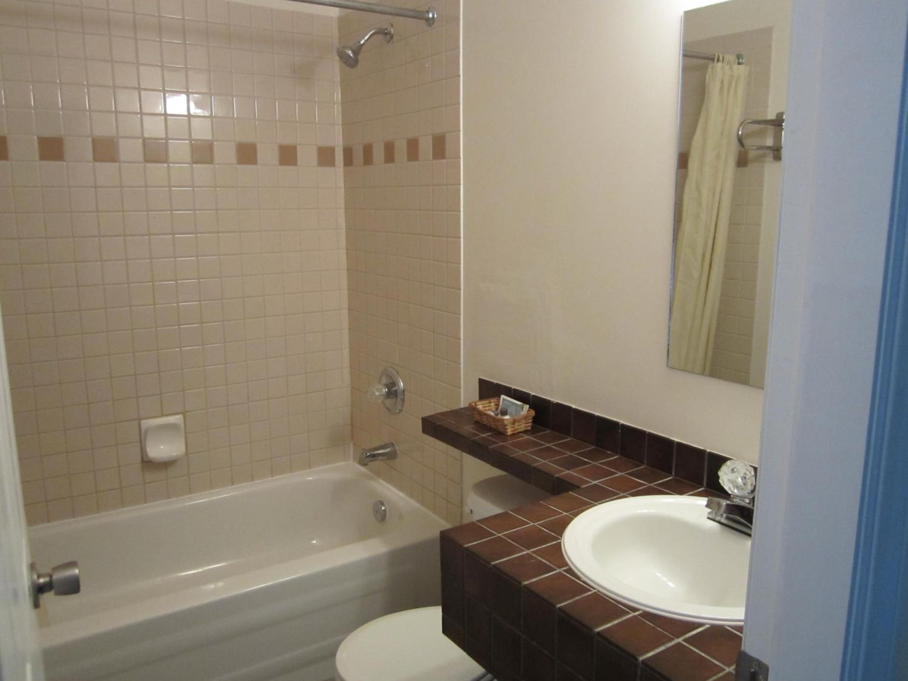Queen Room with Two Queen Beds - Photo 5