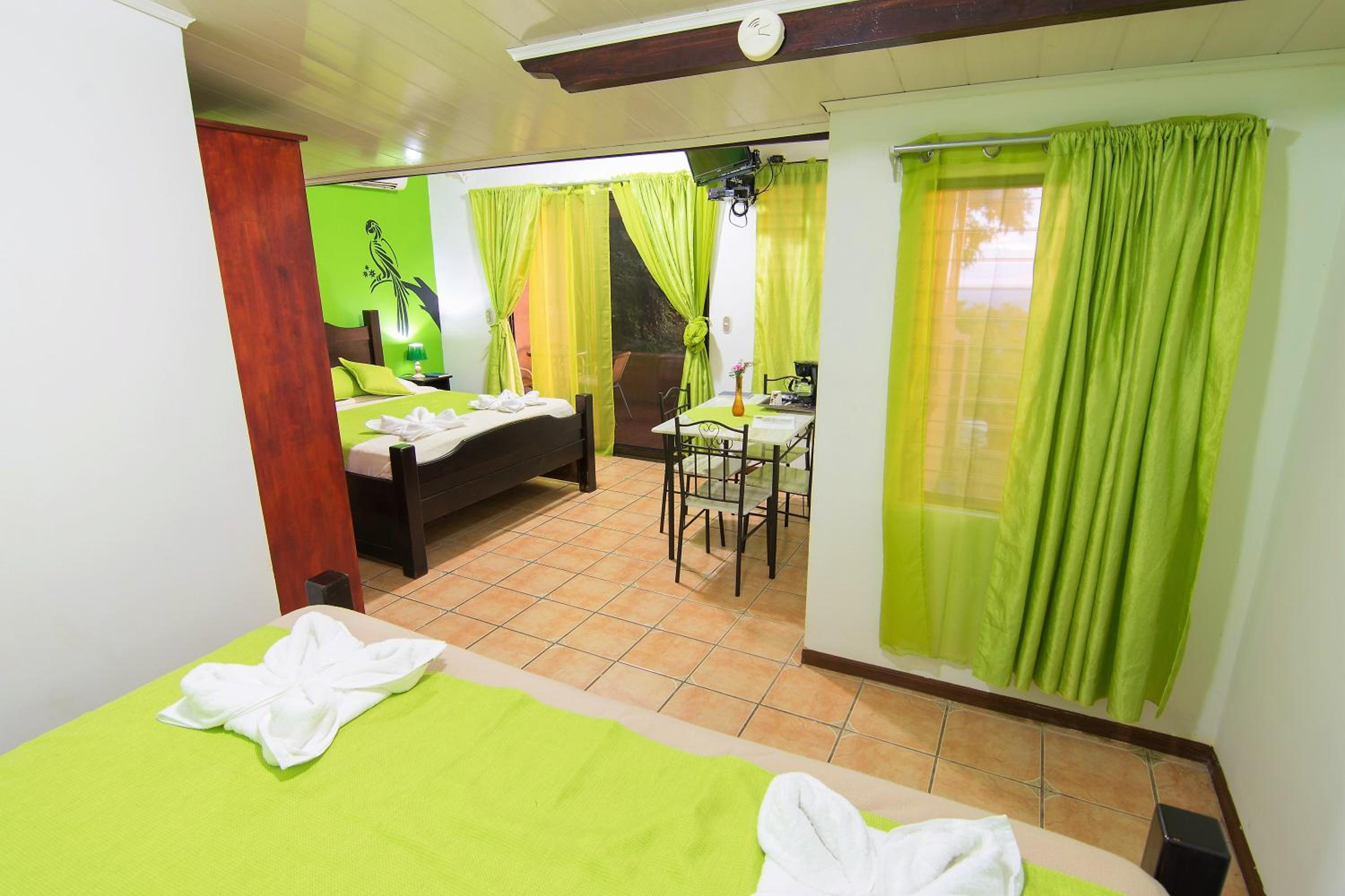 Quadruple Room with Queen and King Bed photo 1