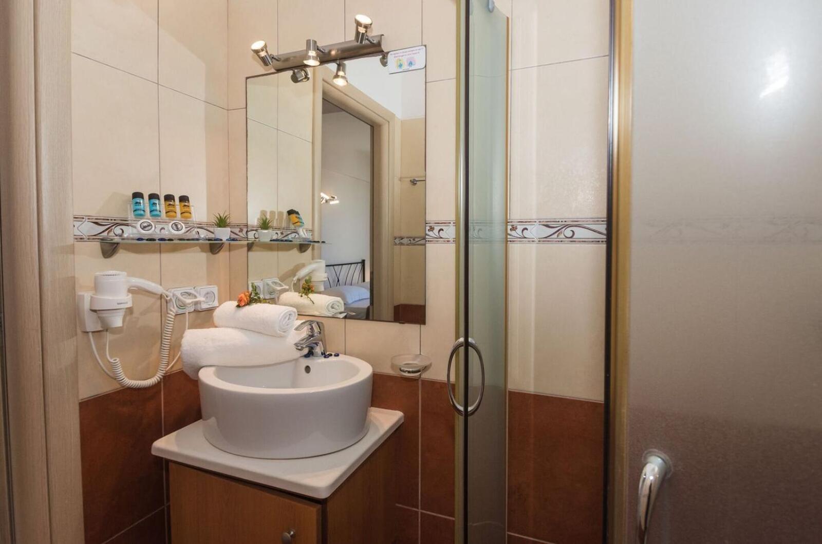 Double Room - Photo 7
