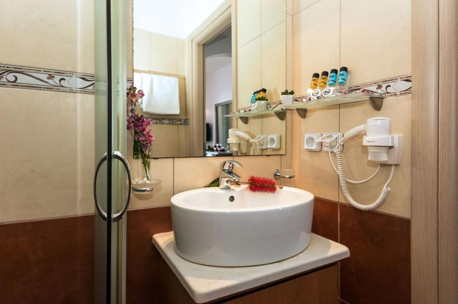 Double Room - Photo 15