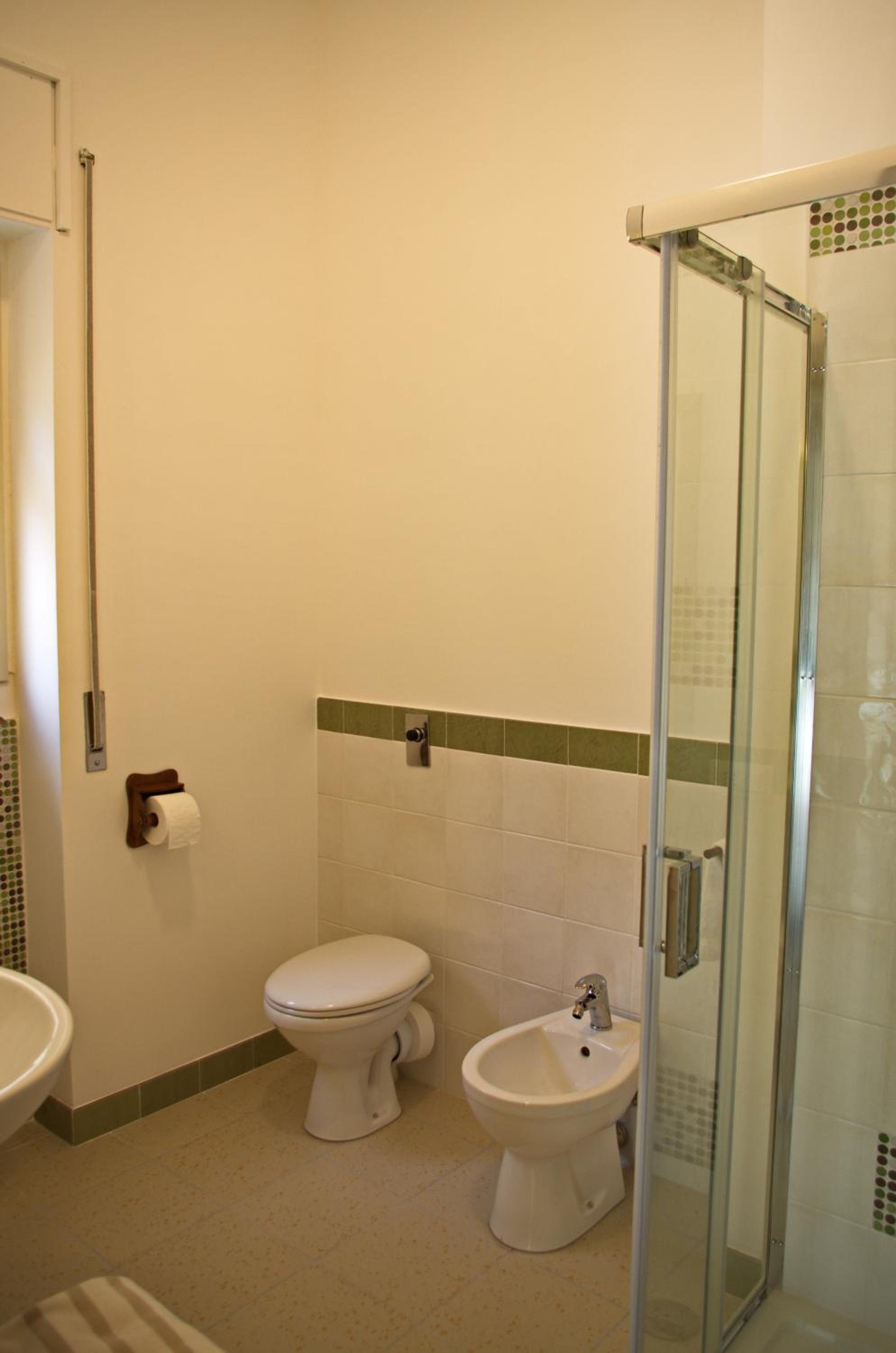 Double Room with Private Bathroom - Photo 8