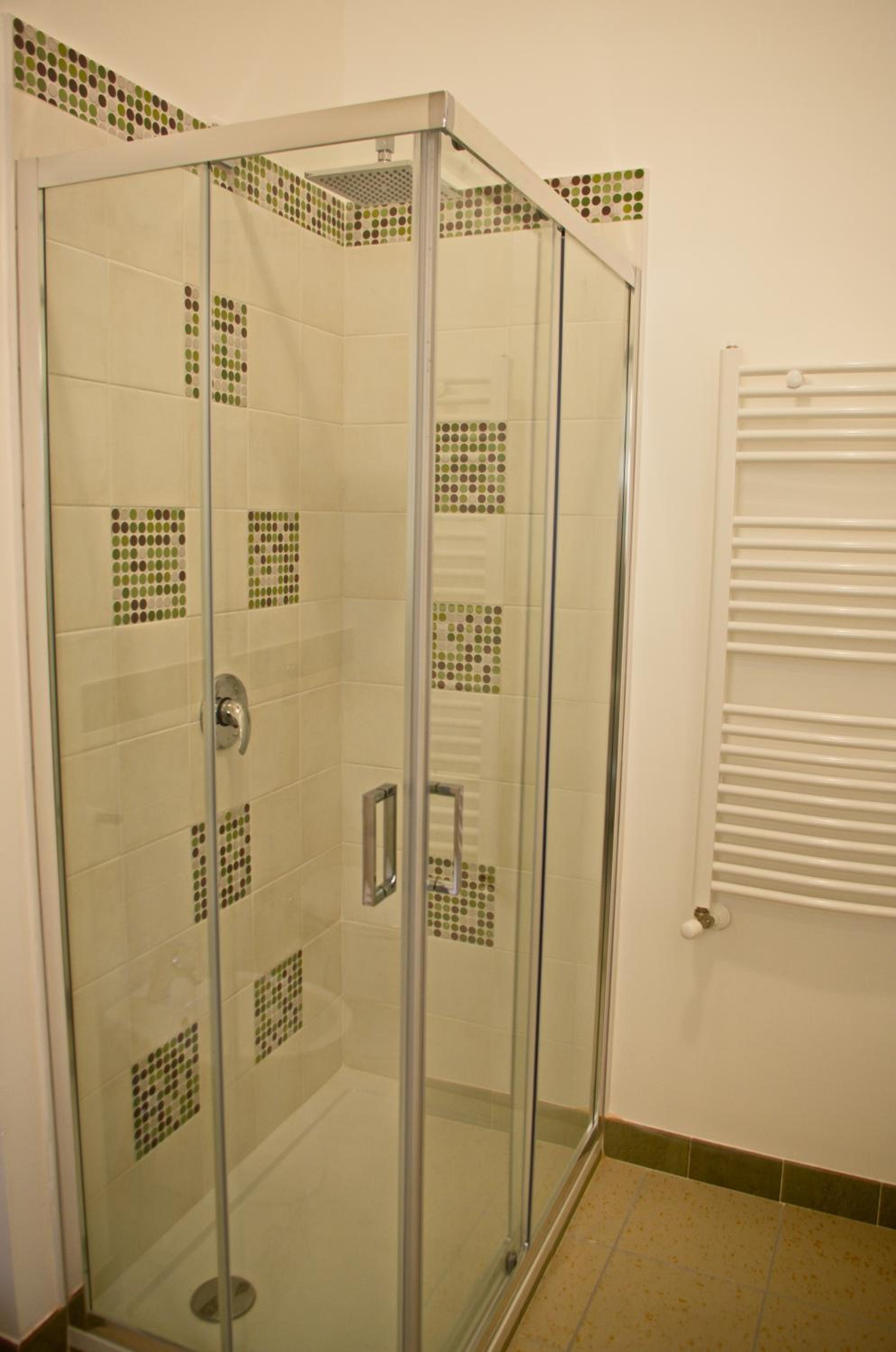 Double Room with Private Bathroom - Photo 7