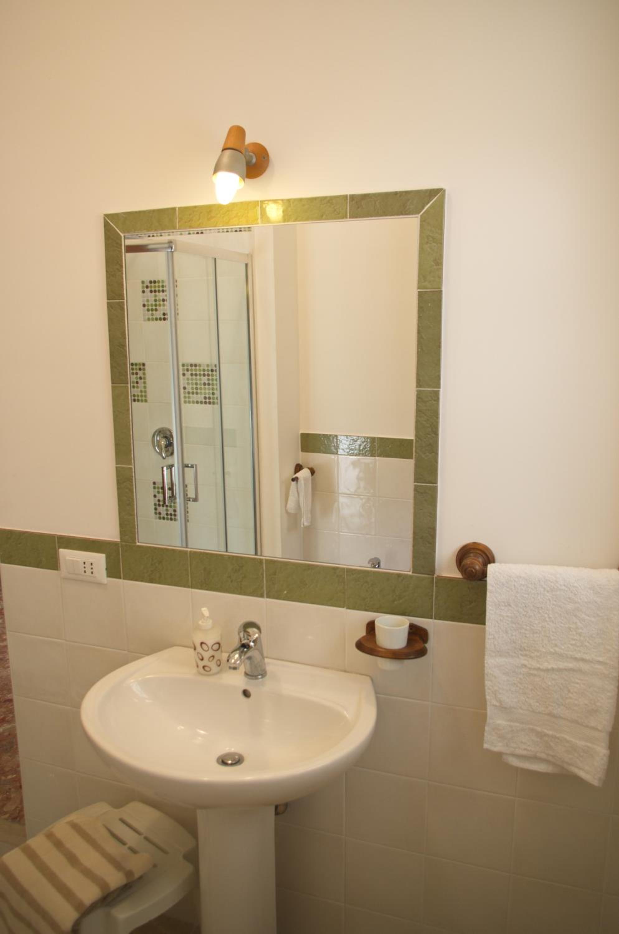 Double Room with Private Bathroom - Photo 6