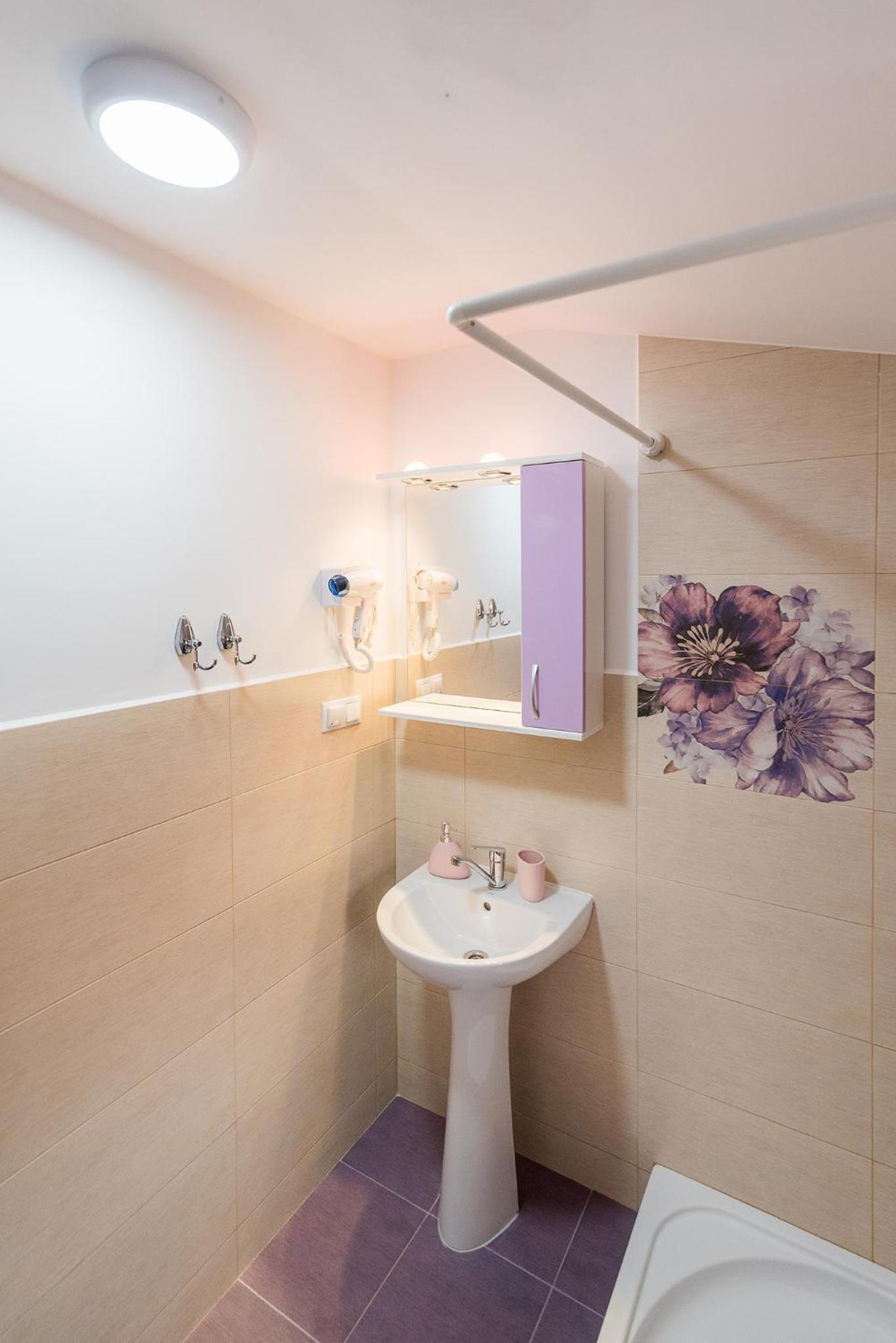 Deluxe Double or Twin Room - Photo 9