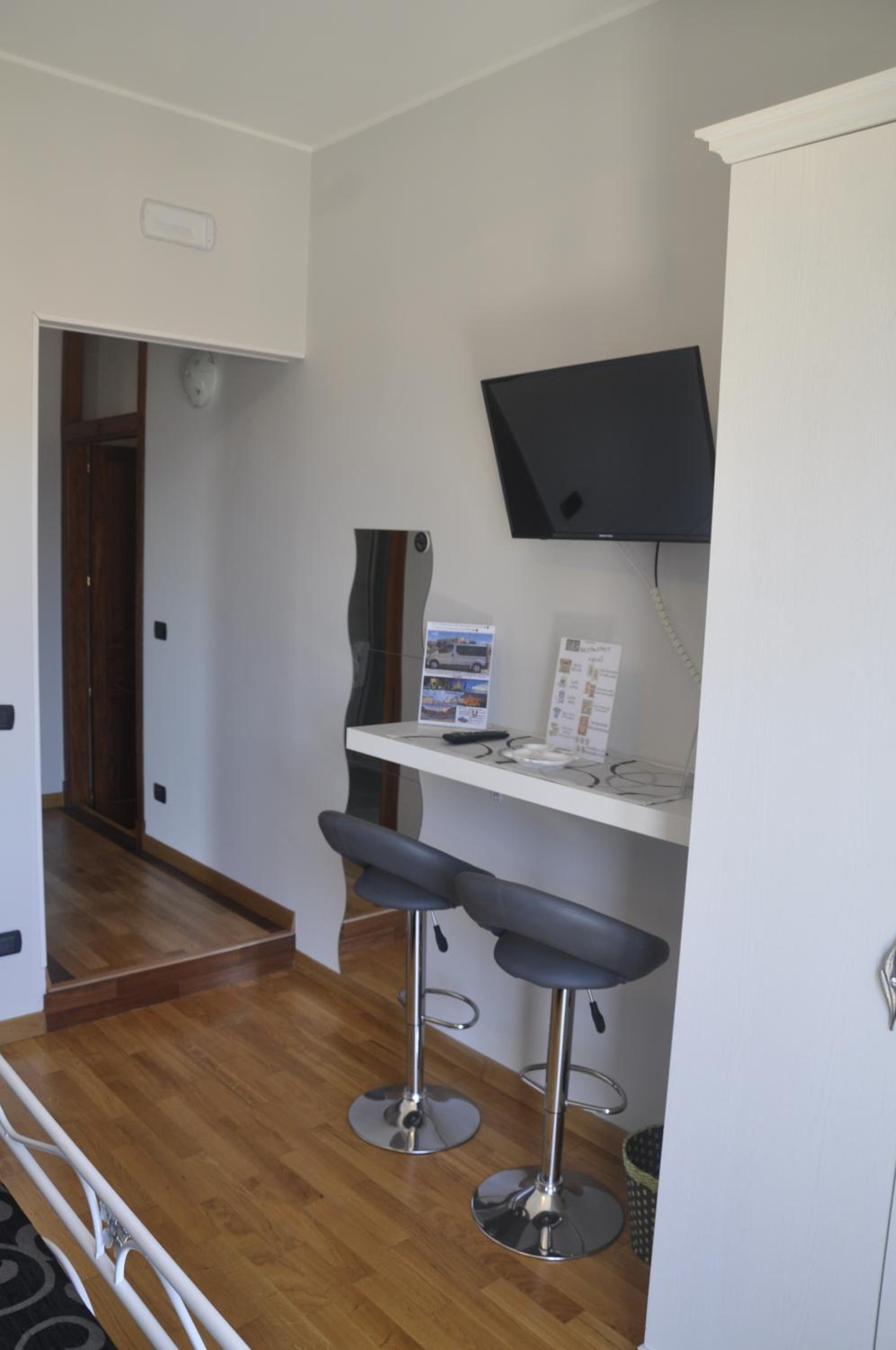 Deluxe King Room - Photo 13