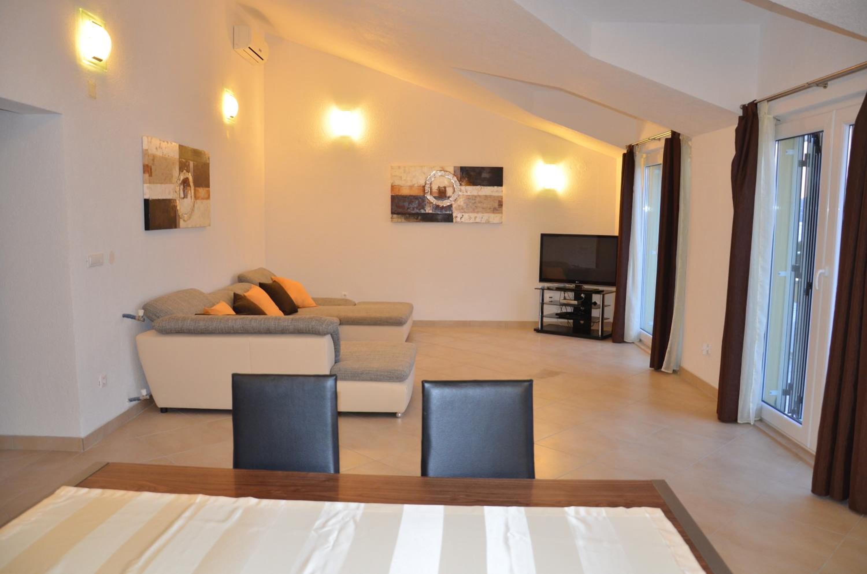 Deluxe Two-Bedroom Apartment with Whirlpool (6 Adults) 