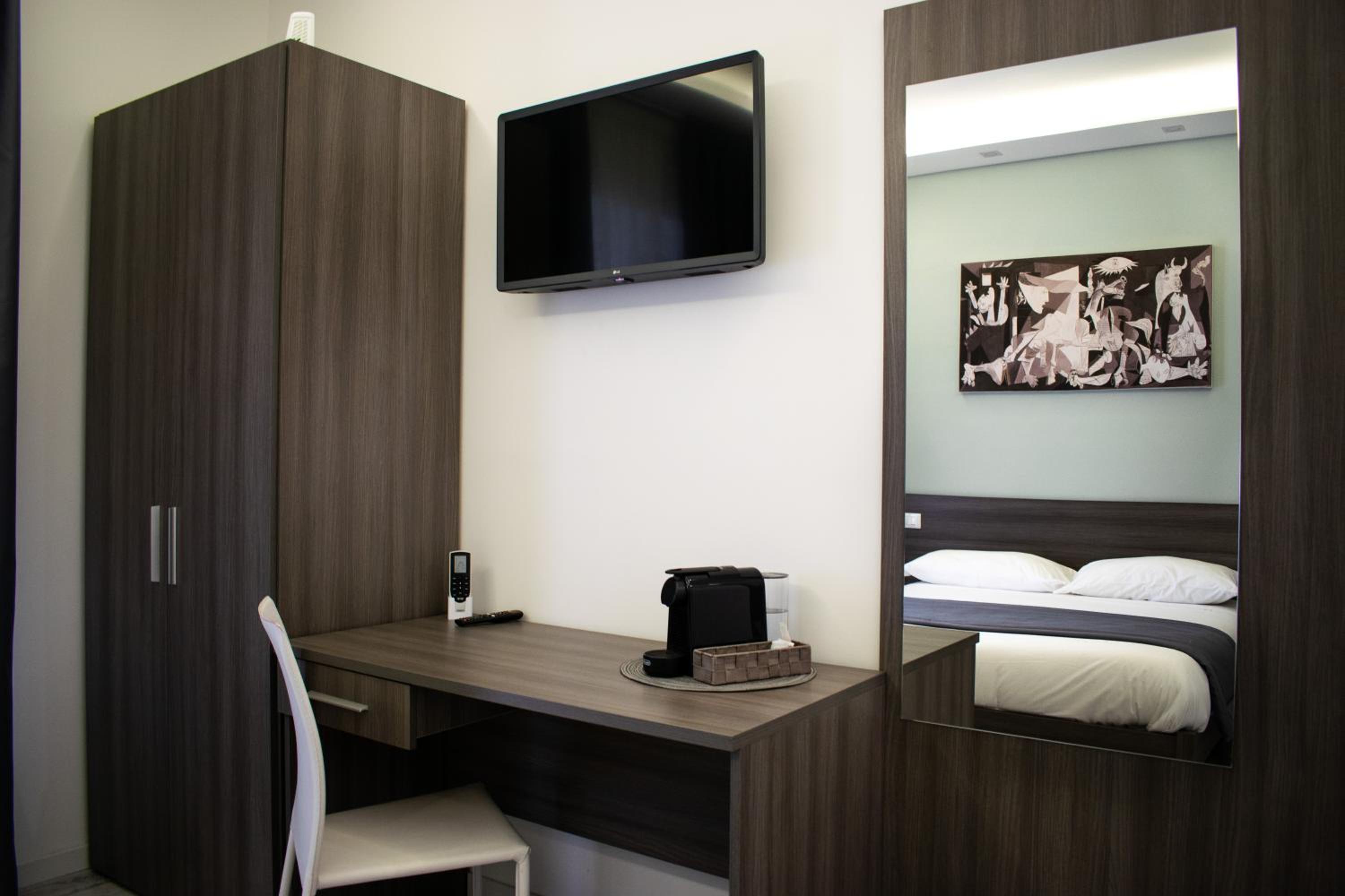 Double Room with Private Bathroom - Photo 26