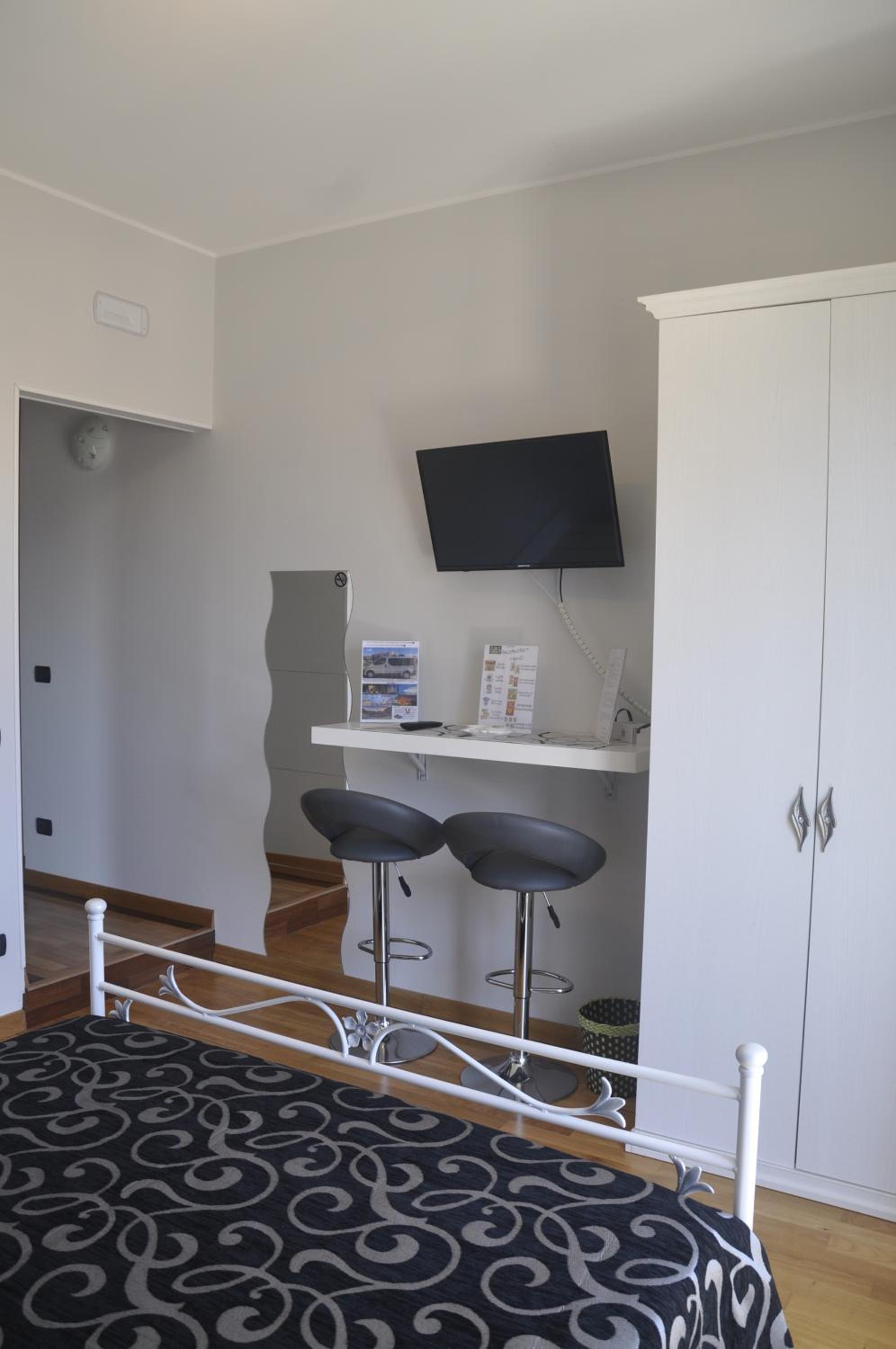 Deluxe King Room - Photo 18