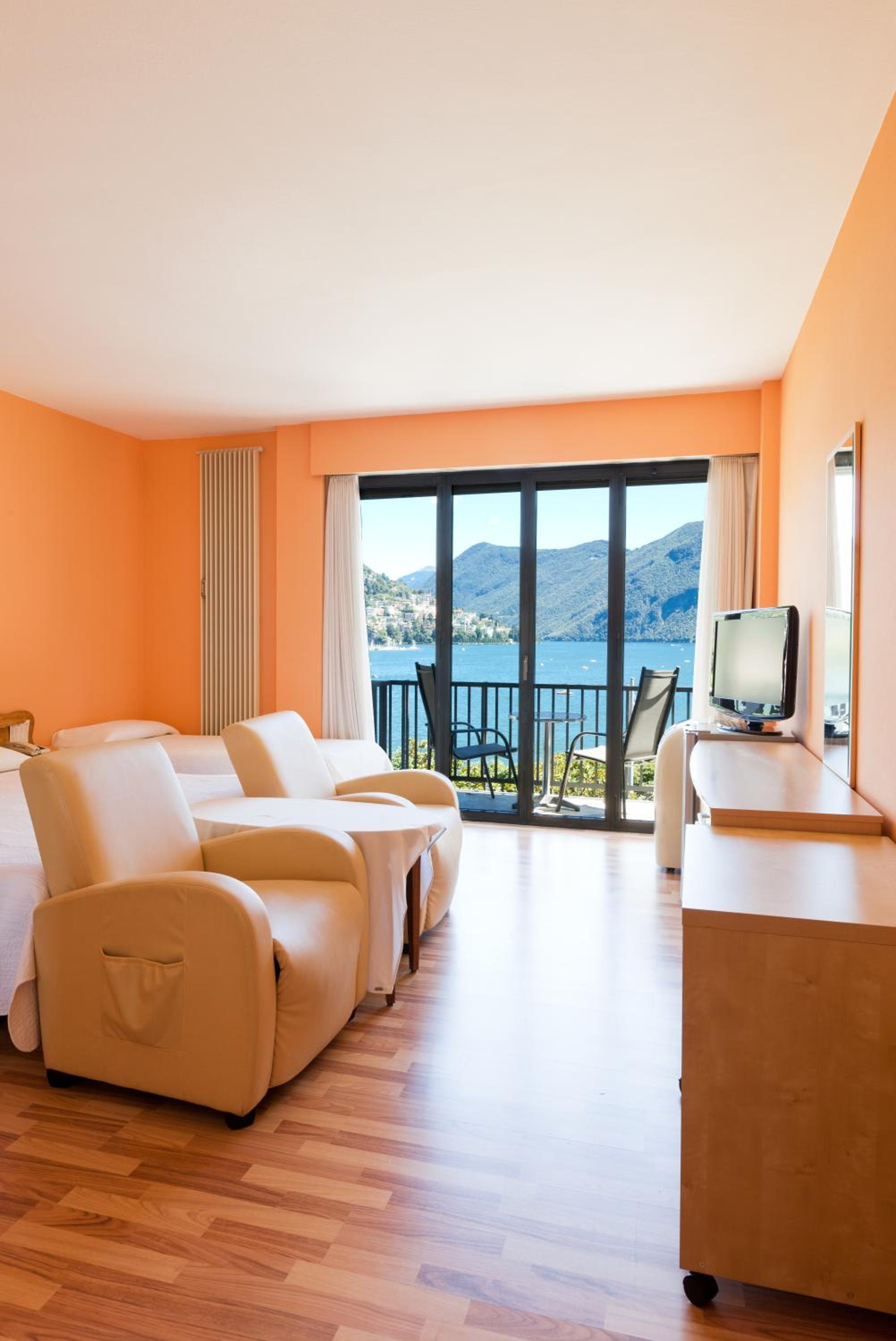 Standard Triple Room with Lake View and Balcony - Photo 4