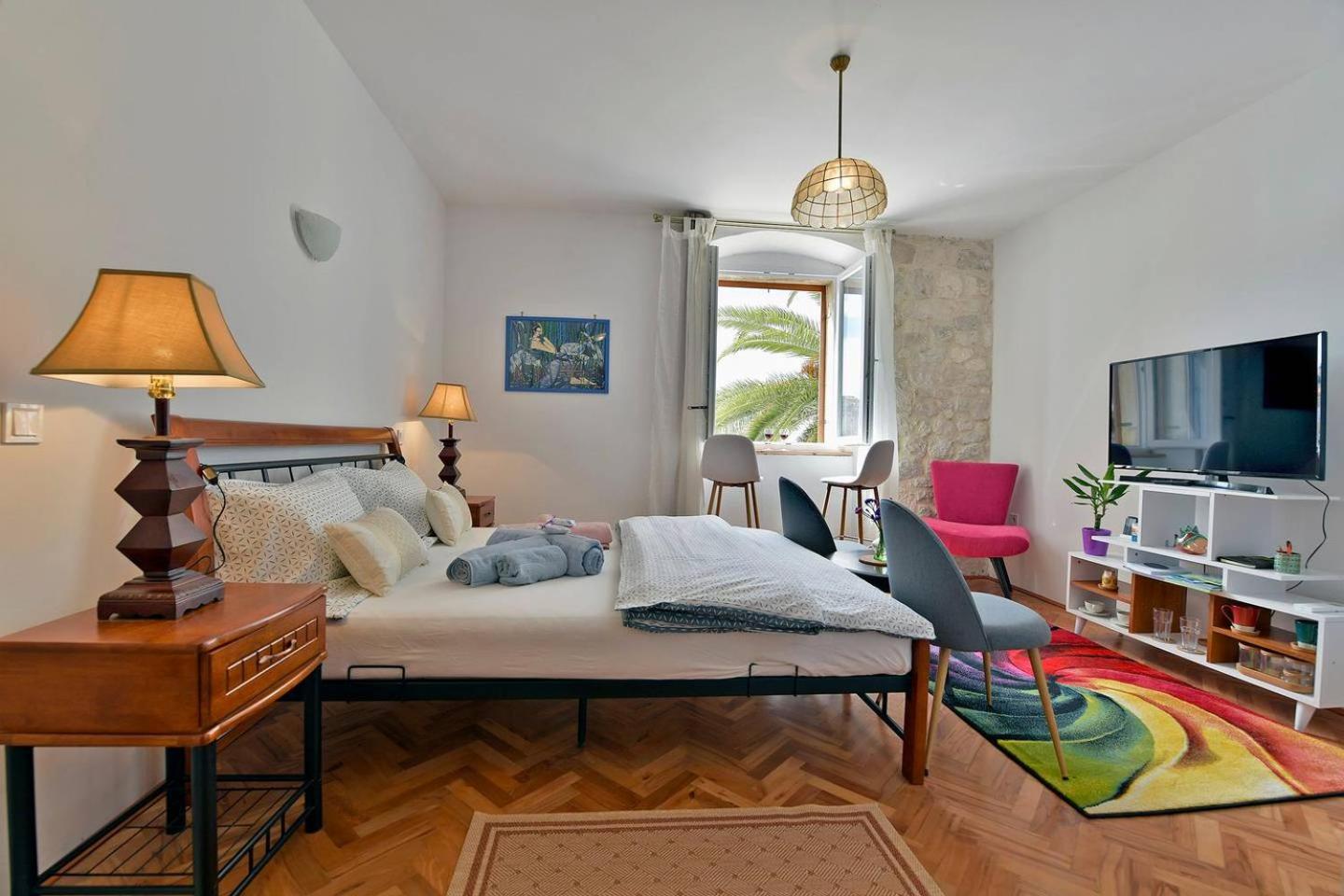 One-Bedroom Apartment photo 1