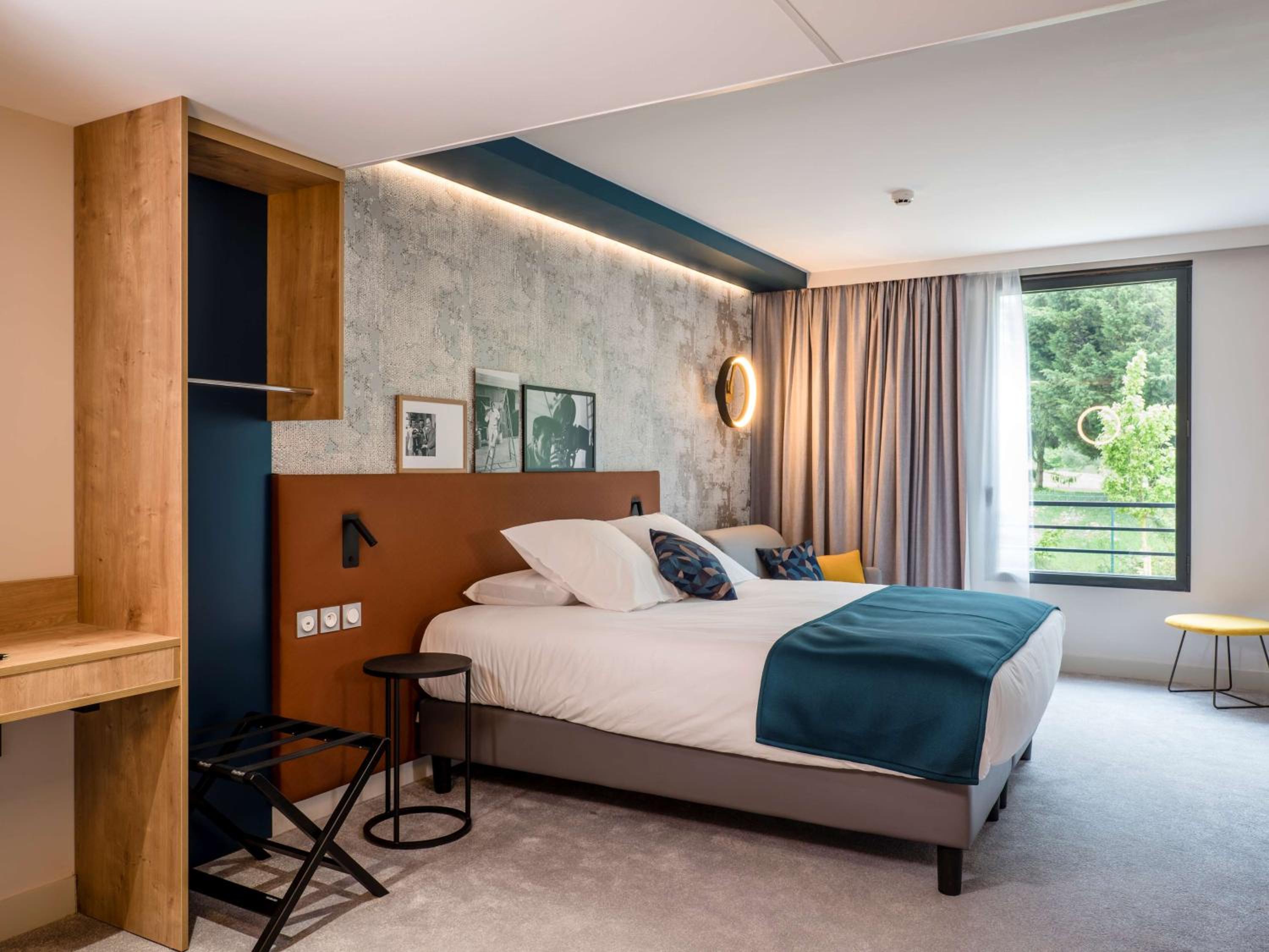 Standard Queen Room with Sofa Bed - Non-Smoking