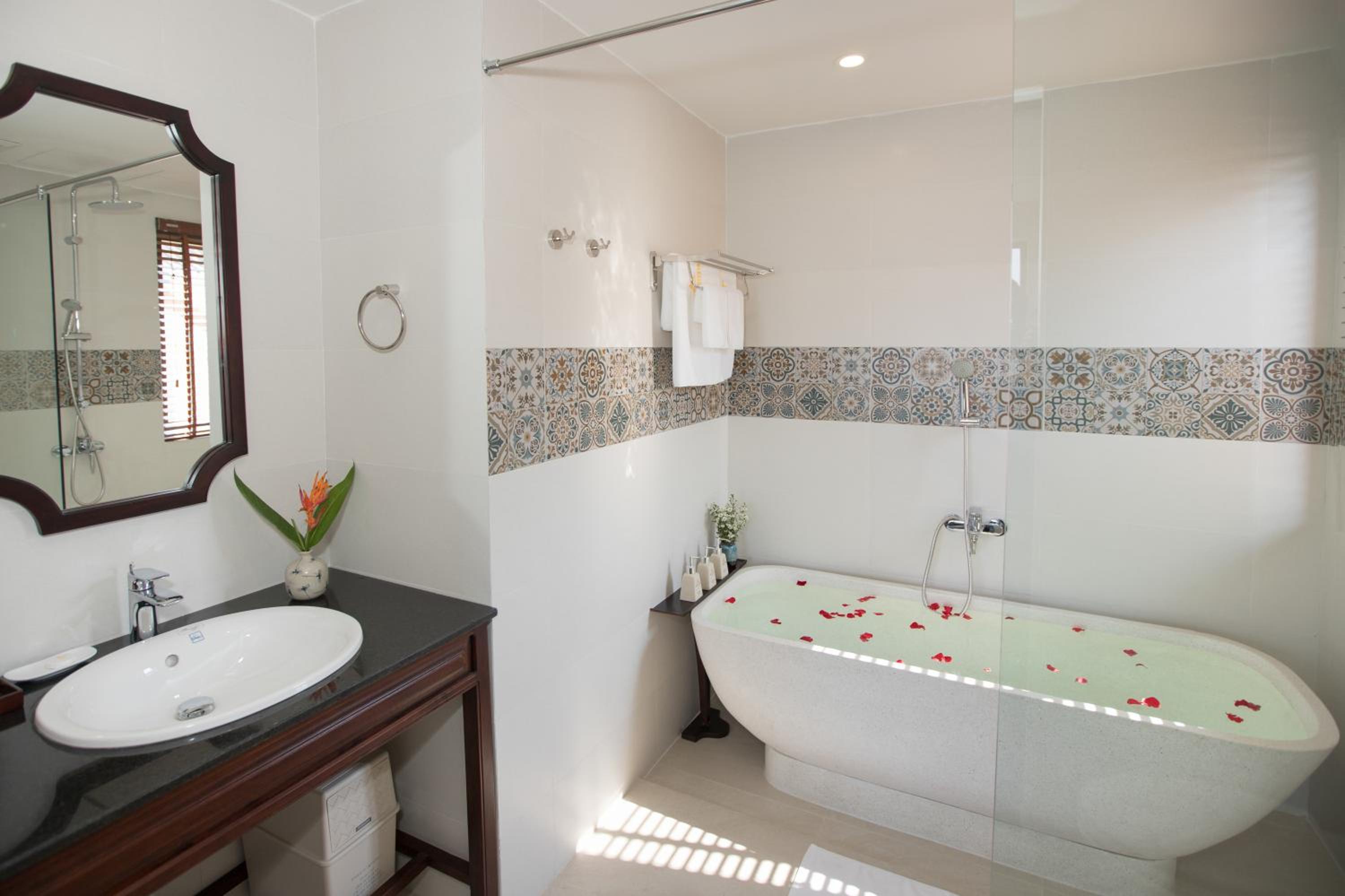 Deluxe Twin Room with Balcony and River View - Photo 5