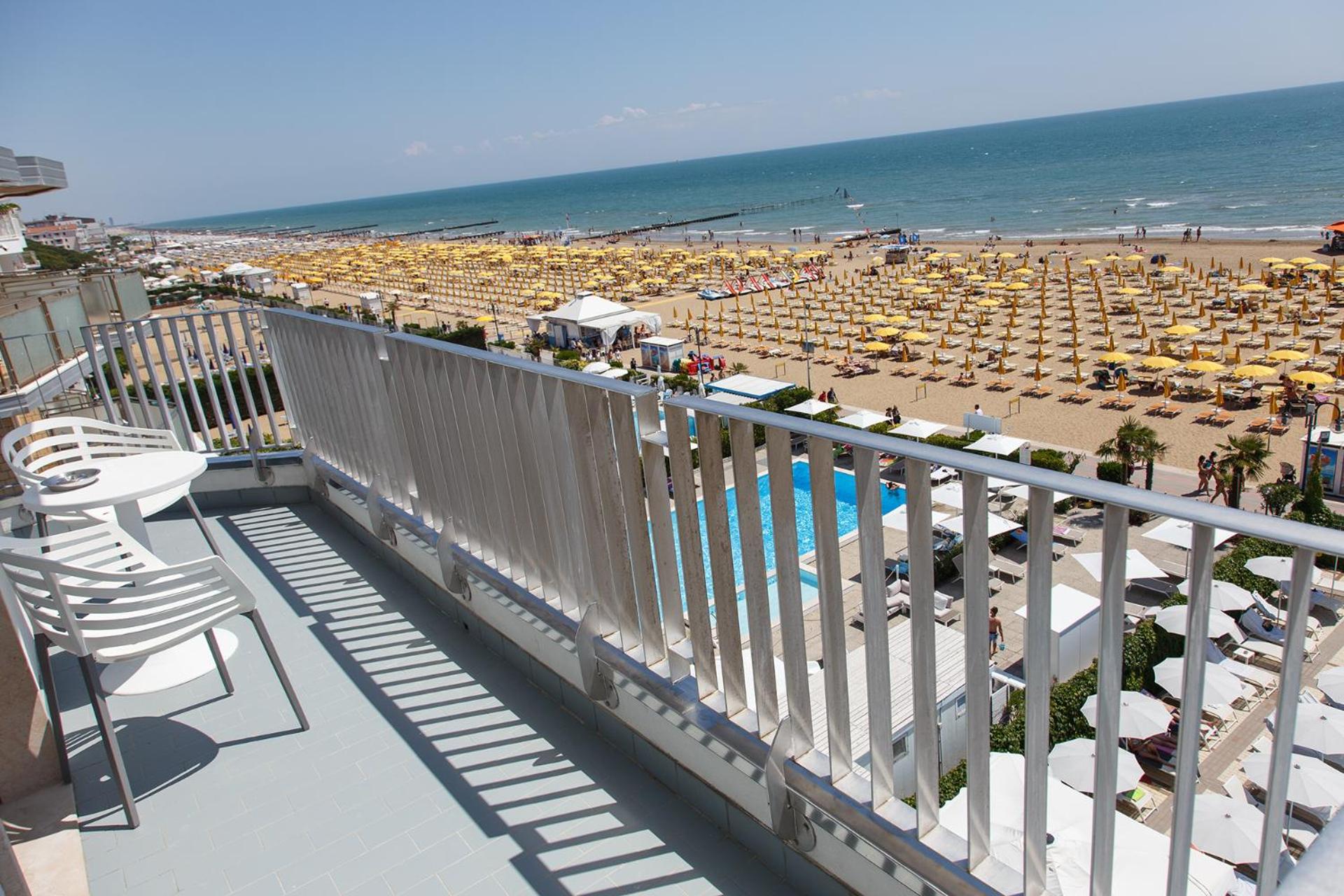 Deluxe Double Room with Frontal Sea View photo 2