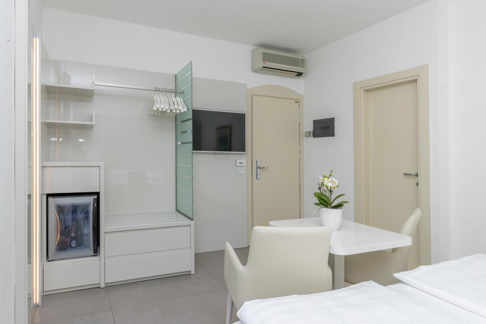Double or Twin Room with Lake View