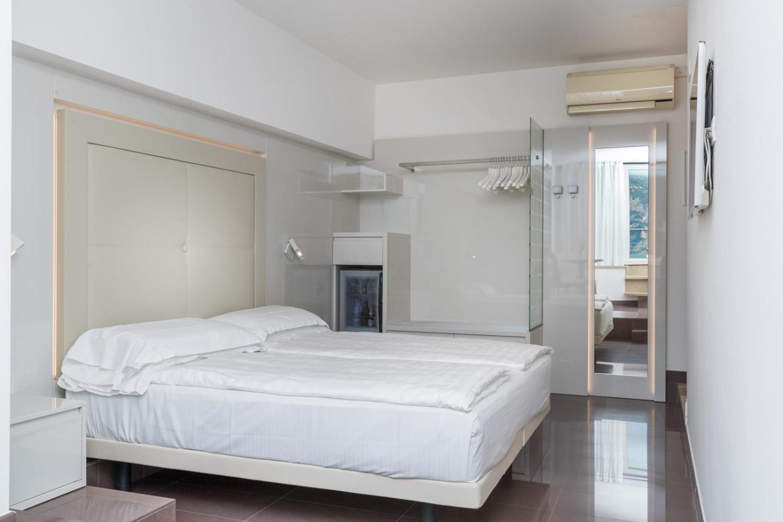 Double or Twin Room with Terrace and Lake View - Basement