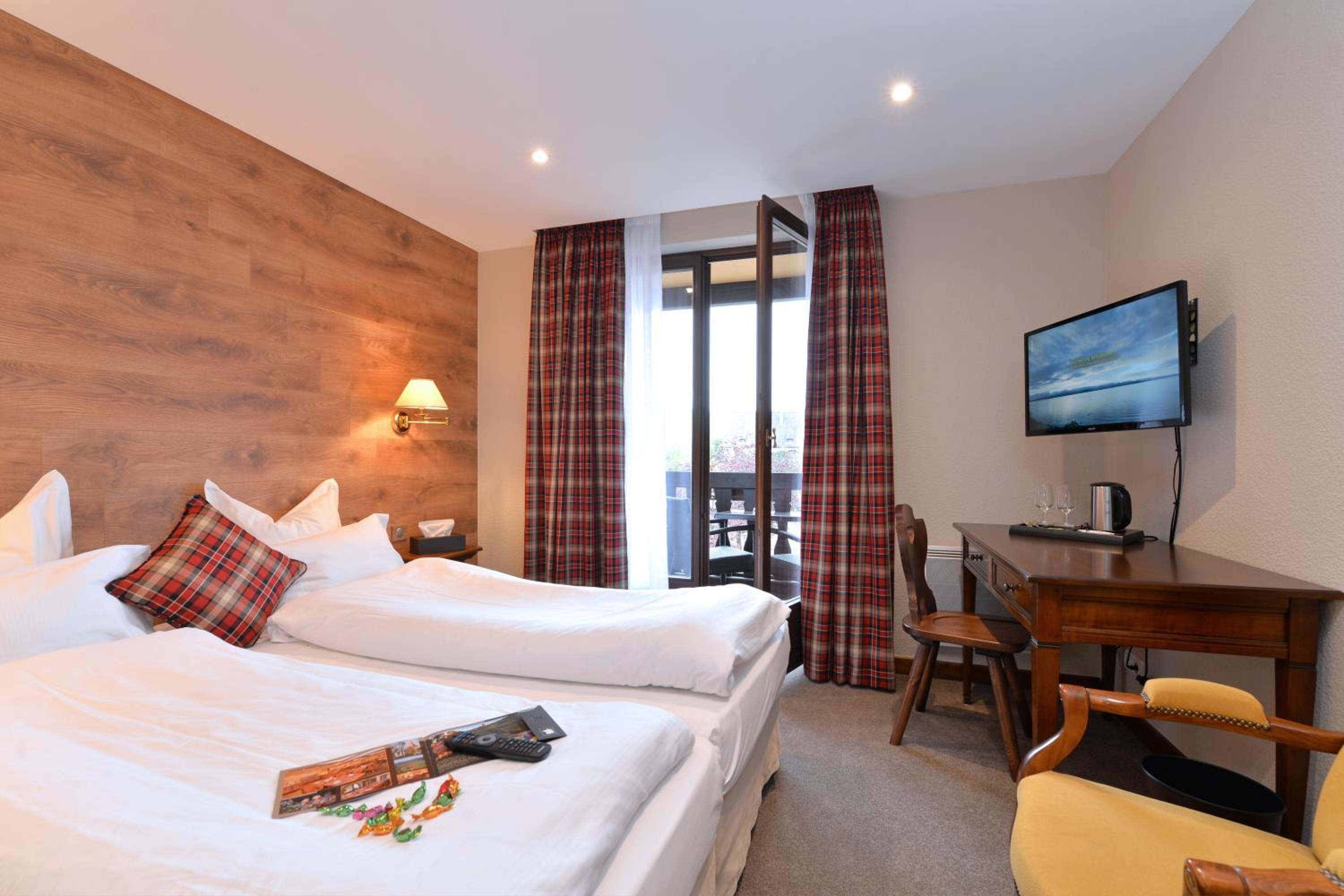 Standard Double or Twin Room - Photo 8