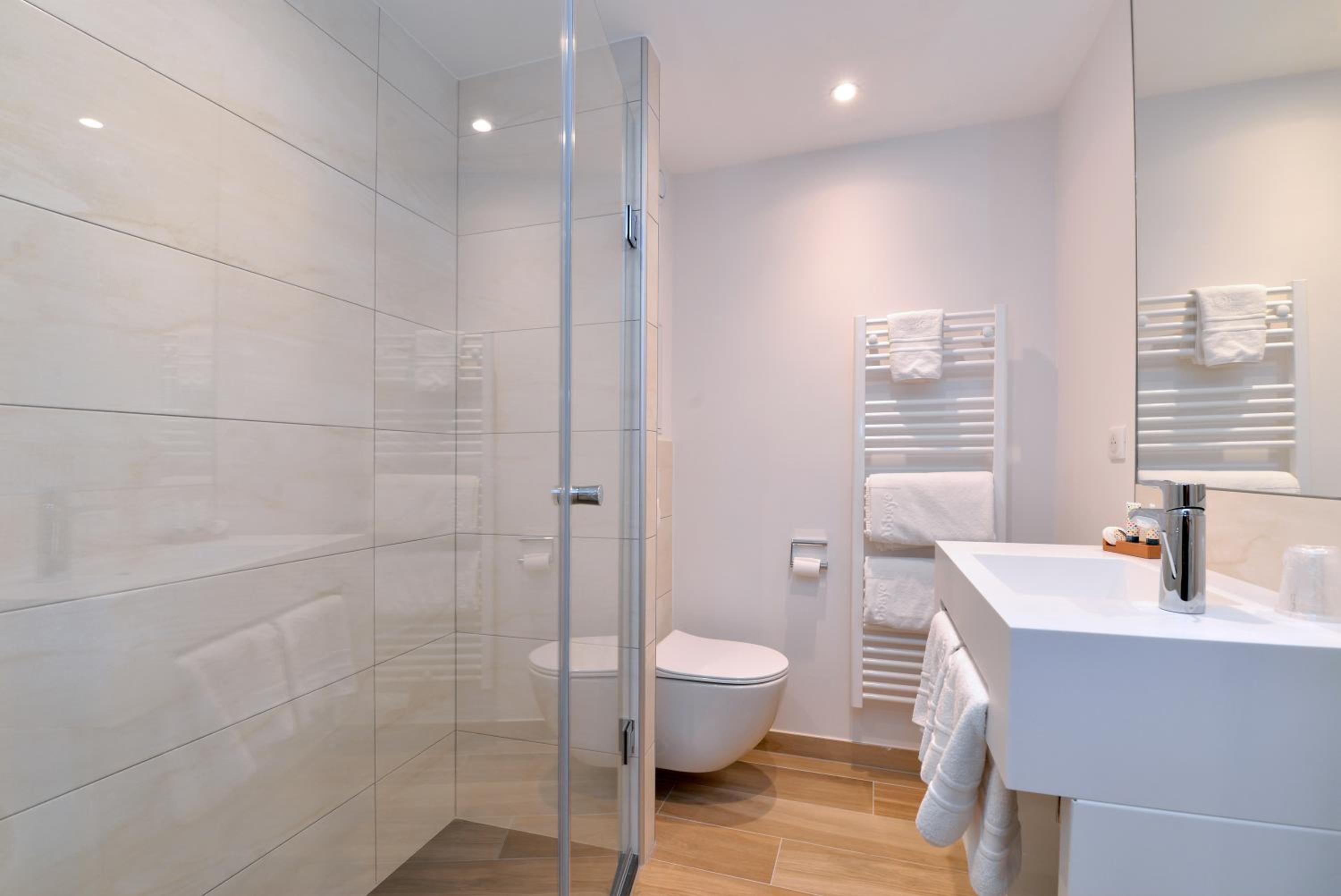 Standard Double or Twin Room - Photo 9
