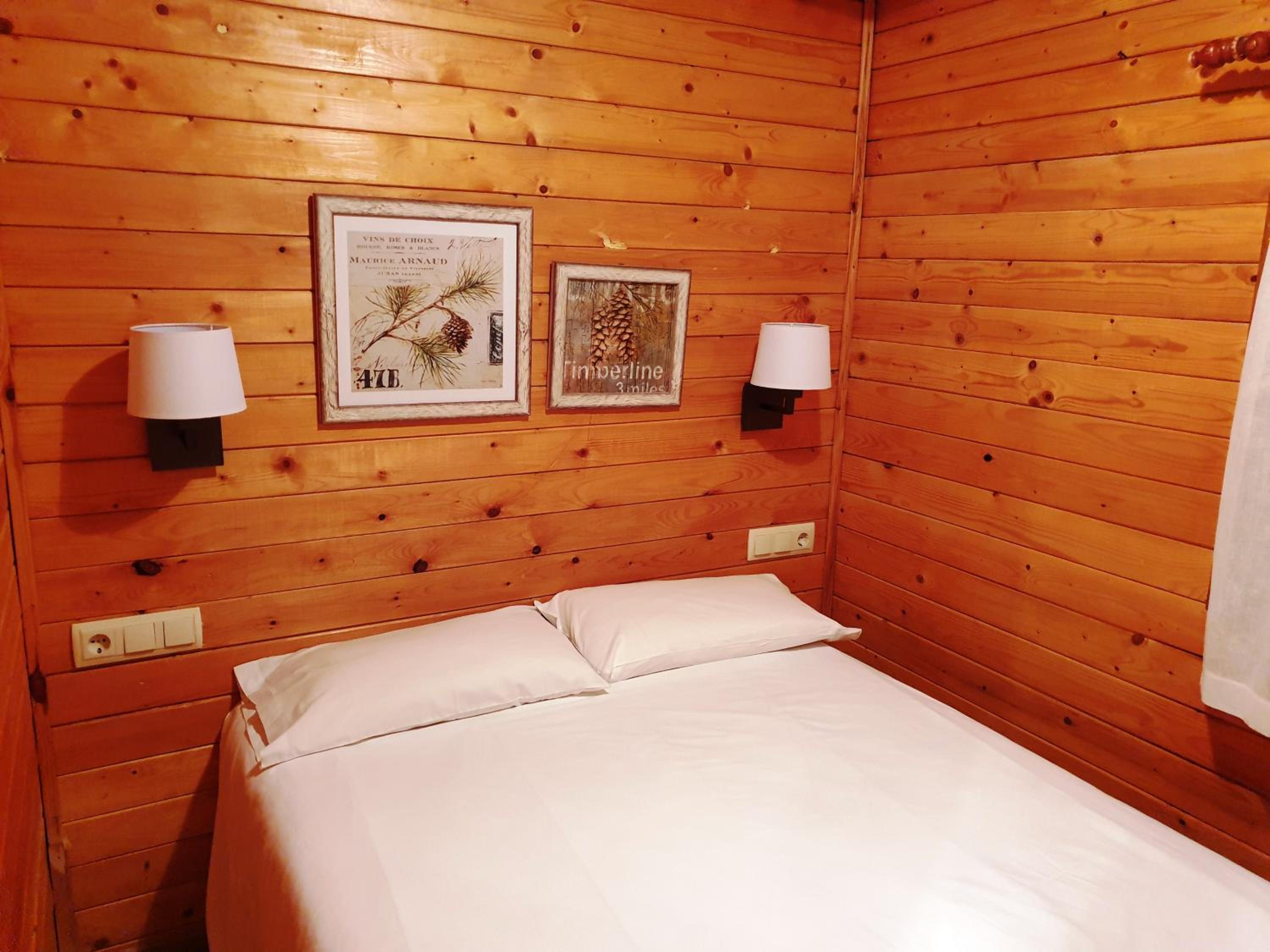 Cabaña de madera (2 adultos)