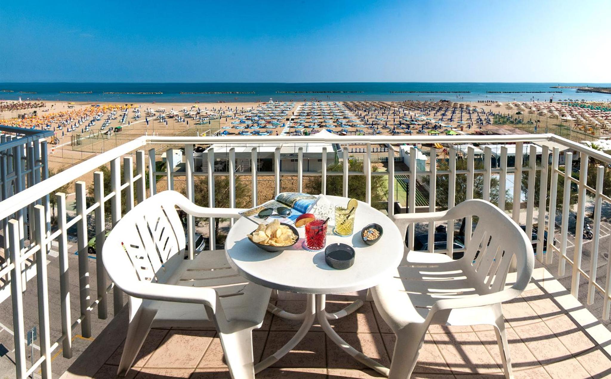 Double or Twin Room with Balcony and Sea View photo 2
