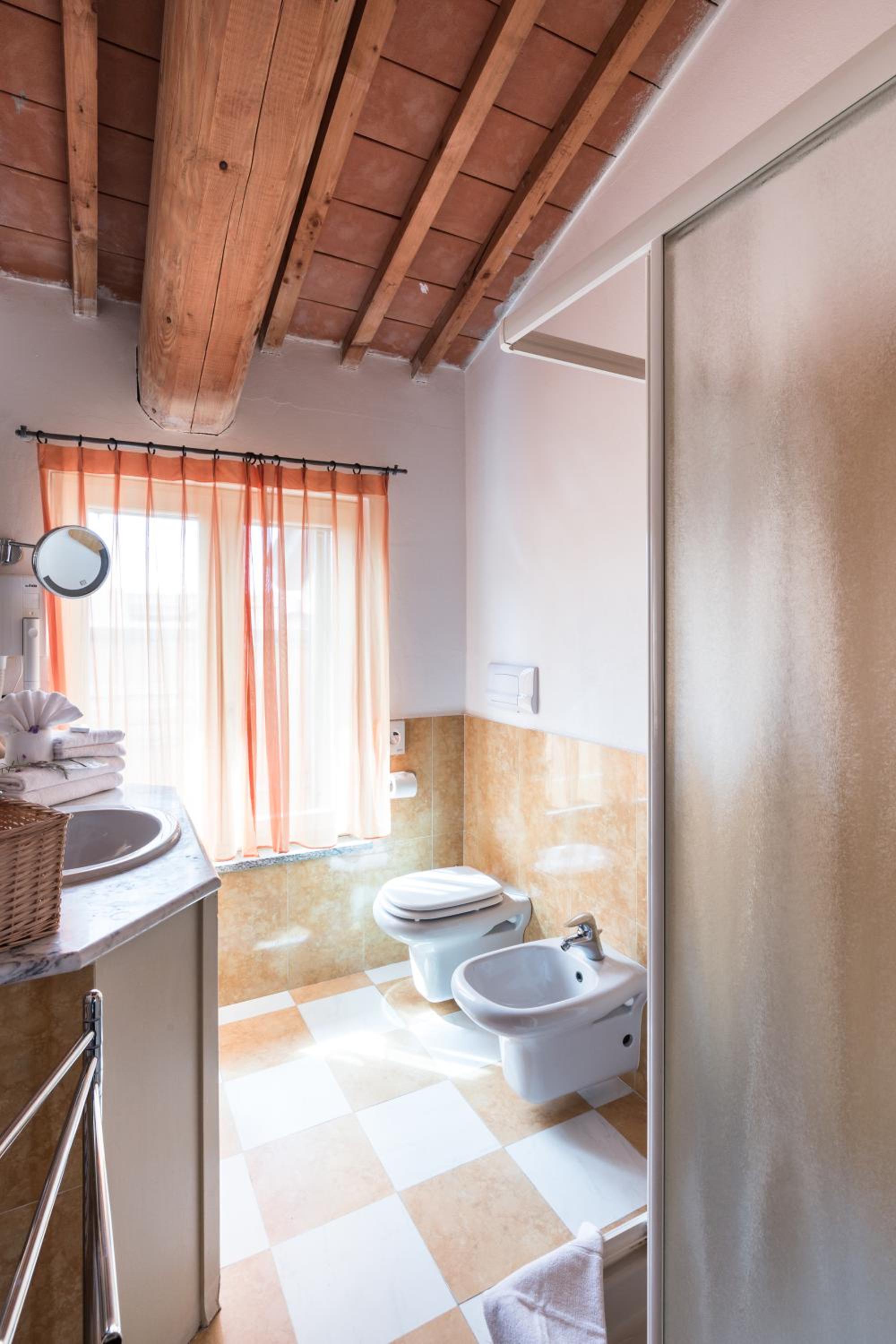 Superior Two-Bedroom Apartment (4 Adults) - Photo 9