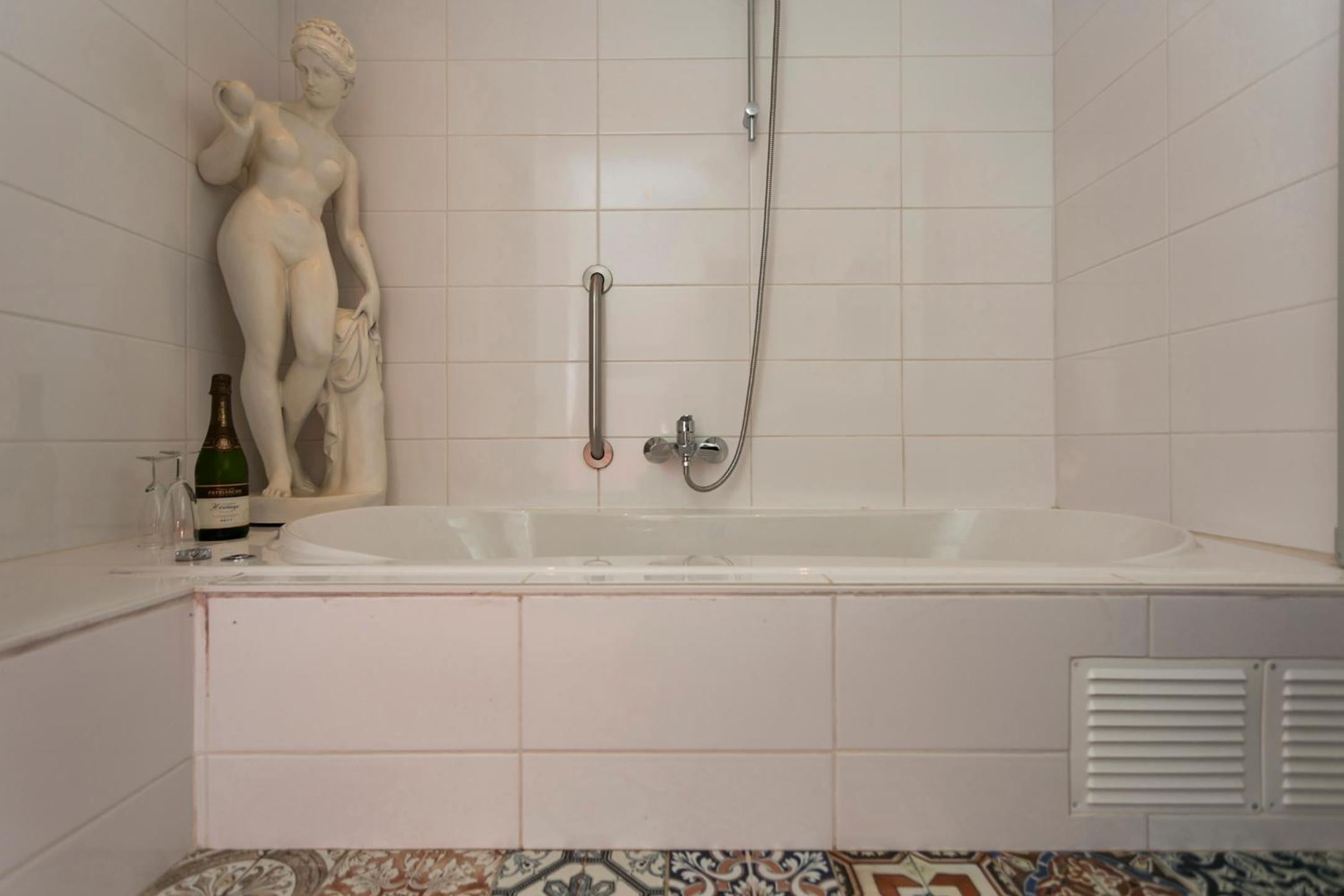 One-Bedroom Apartment with Spa Bath photo 2