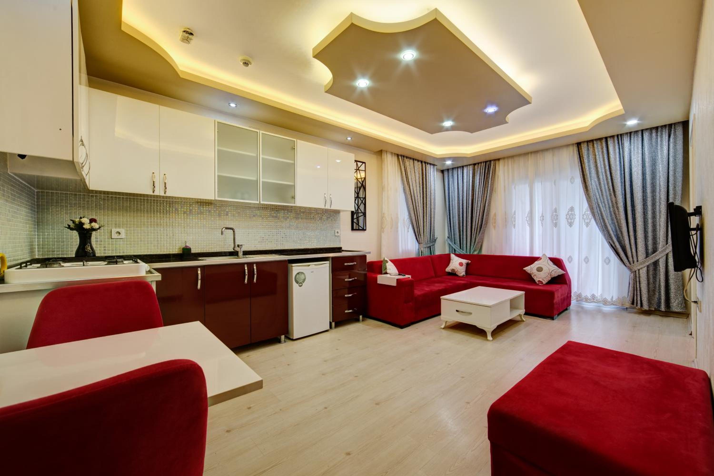 Apartment with Balcony - Photo 5