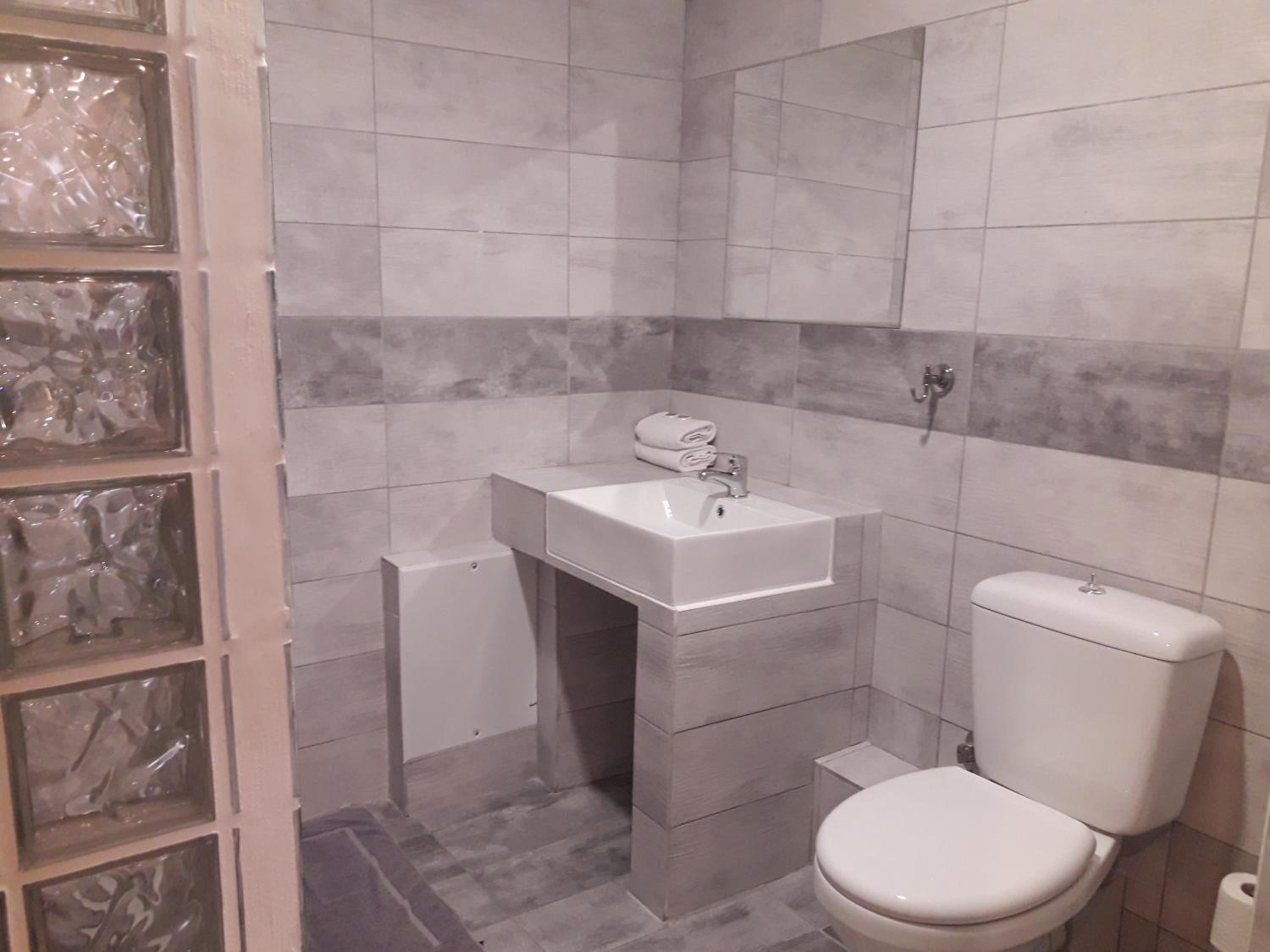 Superior Double Room with Private Bathroom - Photo 11
