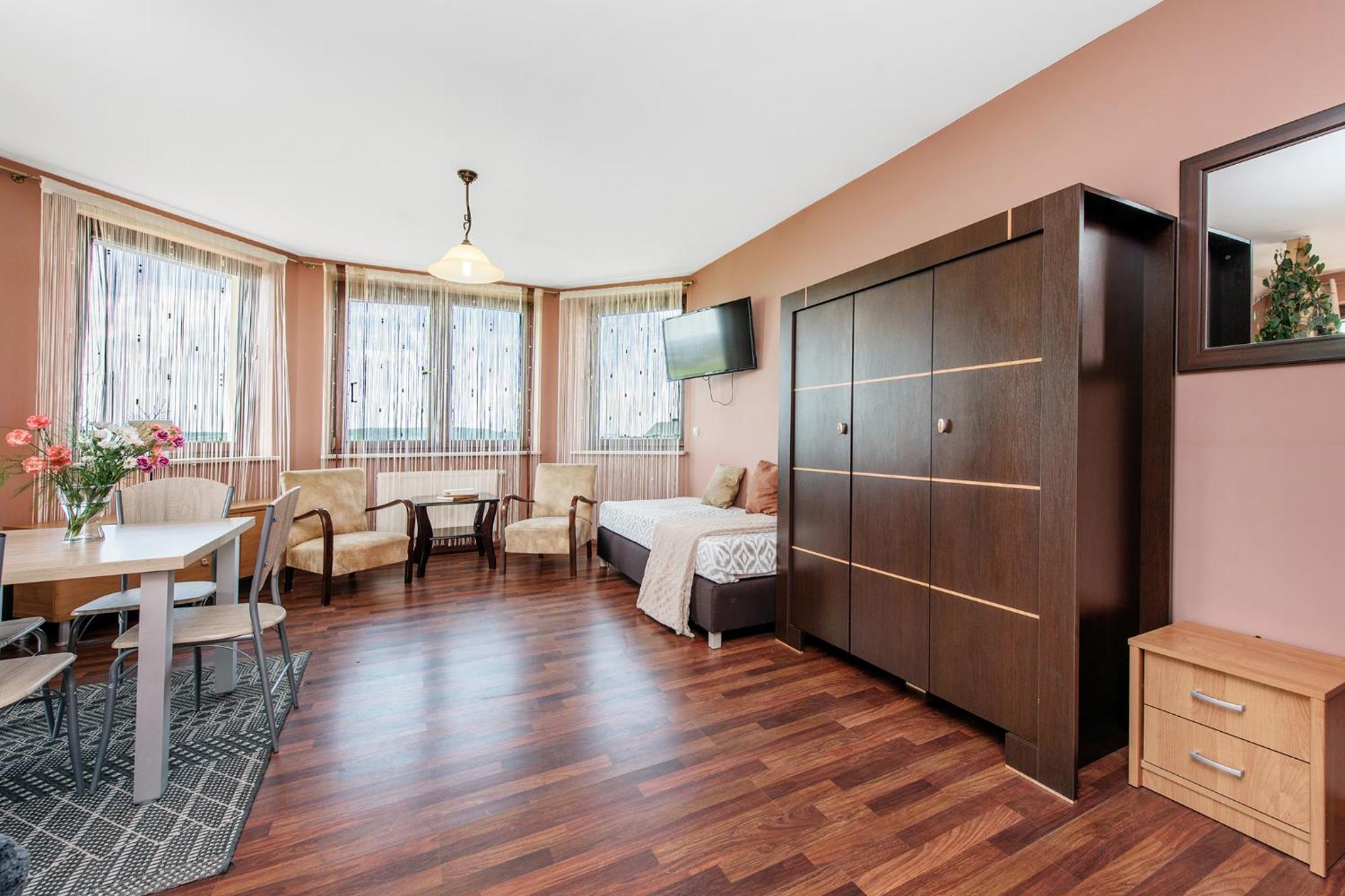 Family Room with Shared Bathroom photo 2